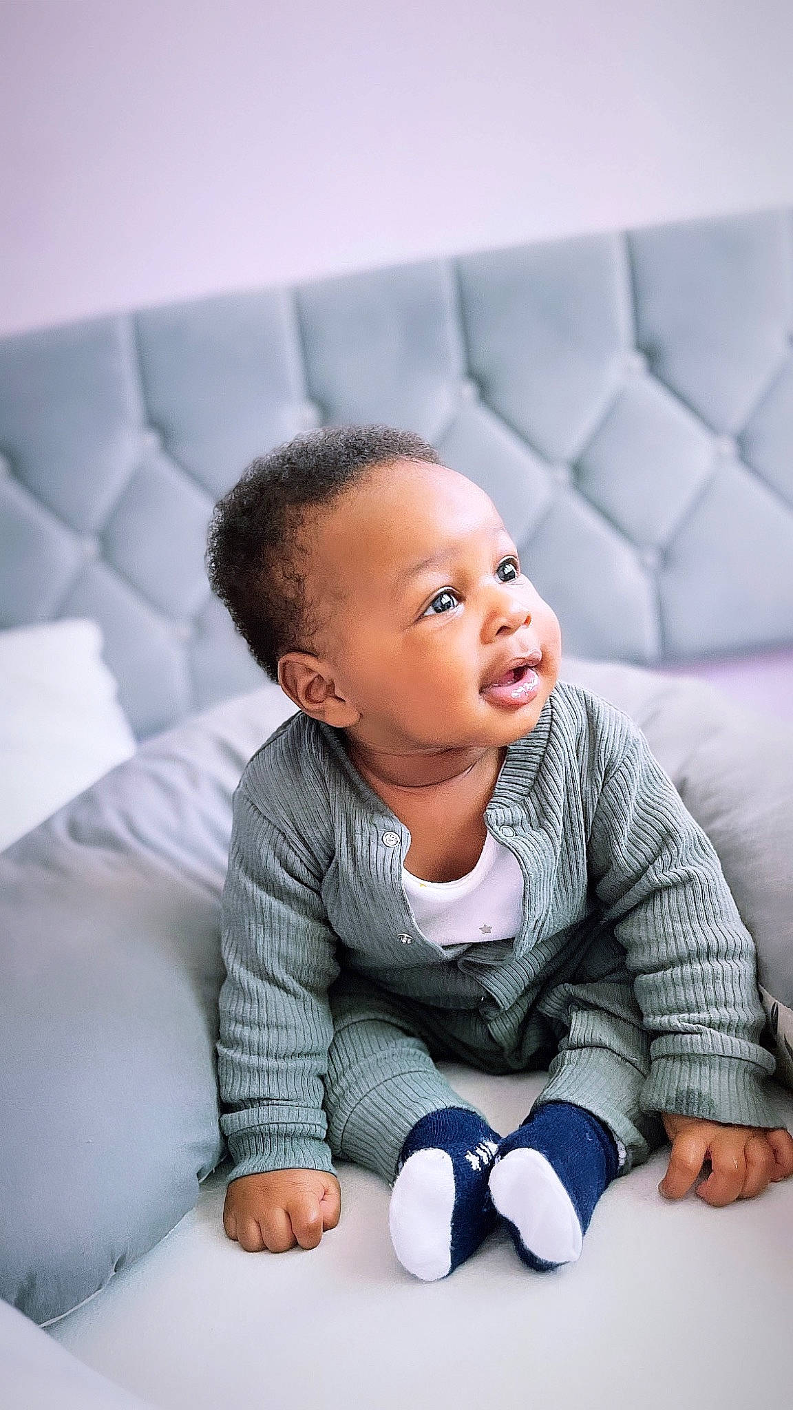 Jayden a rejoint le concours — aidez-le/la à gagner de superbes lots ! arm, baby, baby_toddler_clothing, cheek, child, collar, comfort, eye, finger, flash_photography, flooring, happy, head, human_body, nose, person, skin, sleeve, smile, toddler