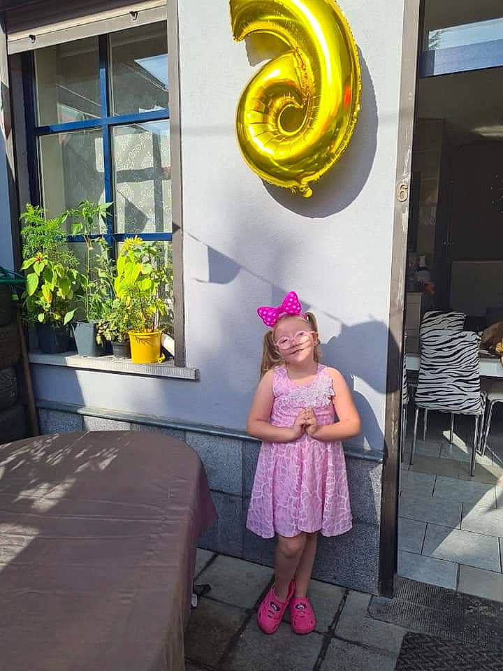 Victoria a rejoint le concours — aidez-le/la à gagner de superbes lots ! automotive_wheel_system, building, chair, child, circle, fun, hat, leisure, magenta, person, photograph, plant, room, sandal, smile, snapshot, spiral, toddler, visual_arts, window