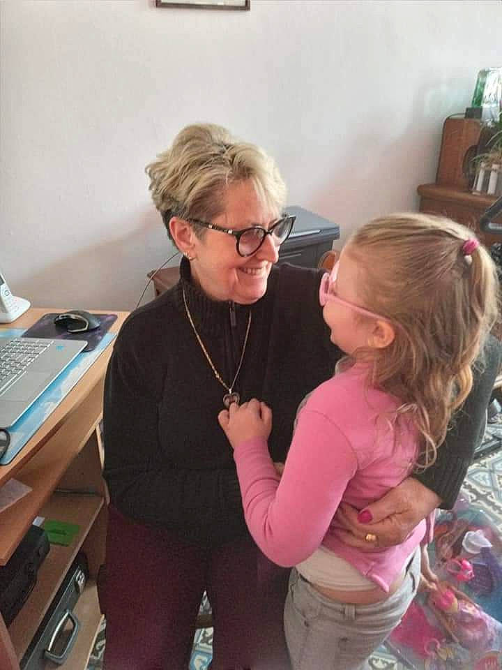 Victoria a rejoint le concours — aidez-le/la à gagner de superbes lots ! chair, computer_keyboard, desk, event, eyewear, fun, glasses, goggles, happy, input_device, jewellery, joy, peripheral, person, room, shoulder, standing, sunglasses, t_shirt, table