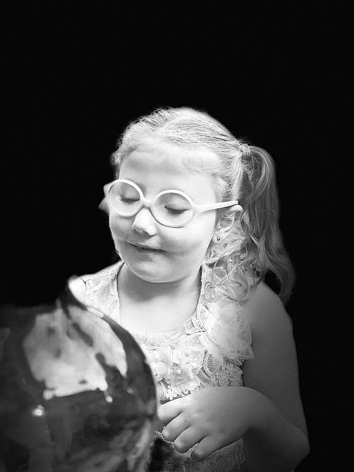Vivi participe au concours pour gagner de l'argent avec cette photo : black_and_white, darkness, eye, eyelash, eyewear, fashion_design, flash_photography, gesture, glasses, hair, hand, happy, head, human_body, jaw, monochrome, monochrome_photography, person, smile, style