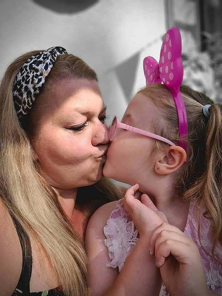 Vivi a rejoint le concours — aidez-le/la à gagner de superbes lots ! cool, dress, ear, earrings, eyebrow, eyelash, eyewear, face, fun, gesture, happy, headgear, headpiece, kiss, lip, long_hair, neck, person, skin, sunglasses