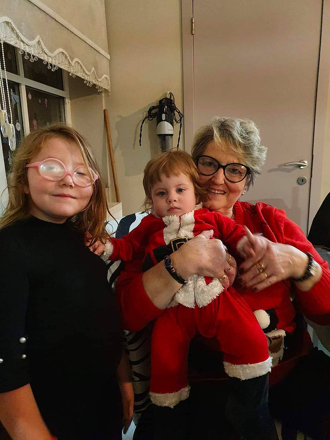 Aynur a rejoint le concours — aidez-le/la à gagner de superbes lots ! abdomen, arm, baby, belt, christmas_eve, comfort, event, eyewear, fun, fur, glasses, happy, holiday, joy, lap, person, room, sitting, smile, t_shirt