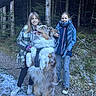 Upsy a rejoint le concours — aidez-le/la à gagner de superbes lots ! dog, girls, children, forest, outdoors, winter, snow, portrait, group_photo, fluffy_dog, large_dog, happy, smiling, standing, pets, nature, trees, hiking, scarf, jackets