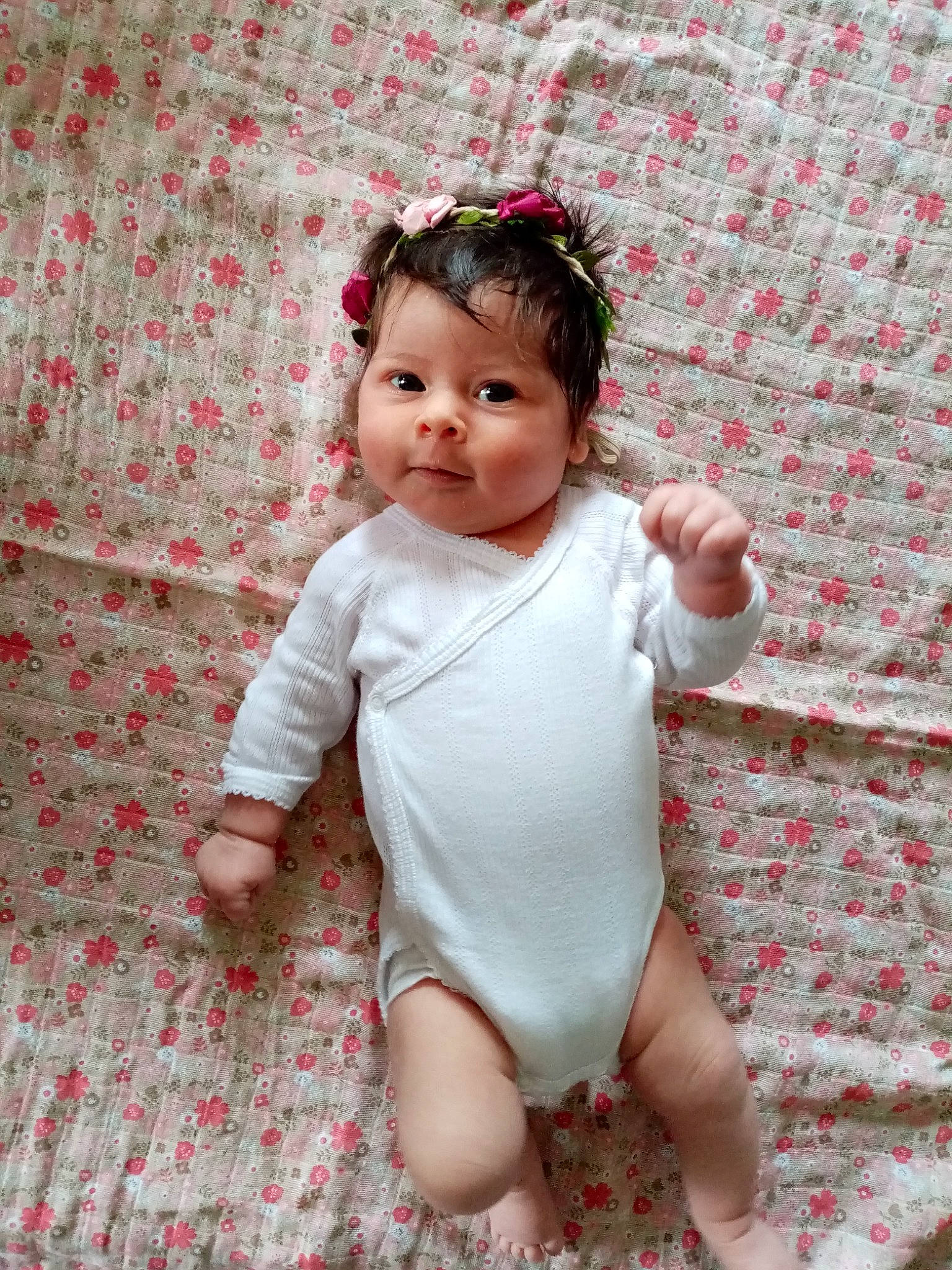 Liloé a rejoint le concours — aidez-le/la à gagner de superbes lots ! baby, baby_toddler_clothing, beauty, cheek, child, eye, fashion_accessory, flooring, happy, human_leg, infant_bodysuit, linens, magenta, pattern, person, pink, skin, sleeve, textile, thigh
