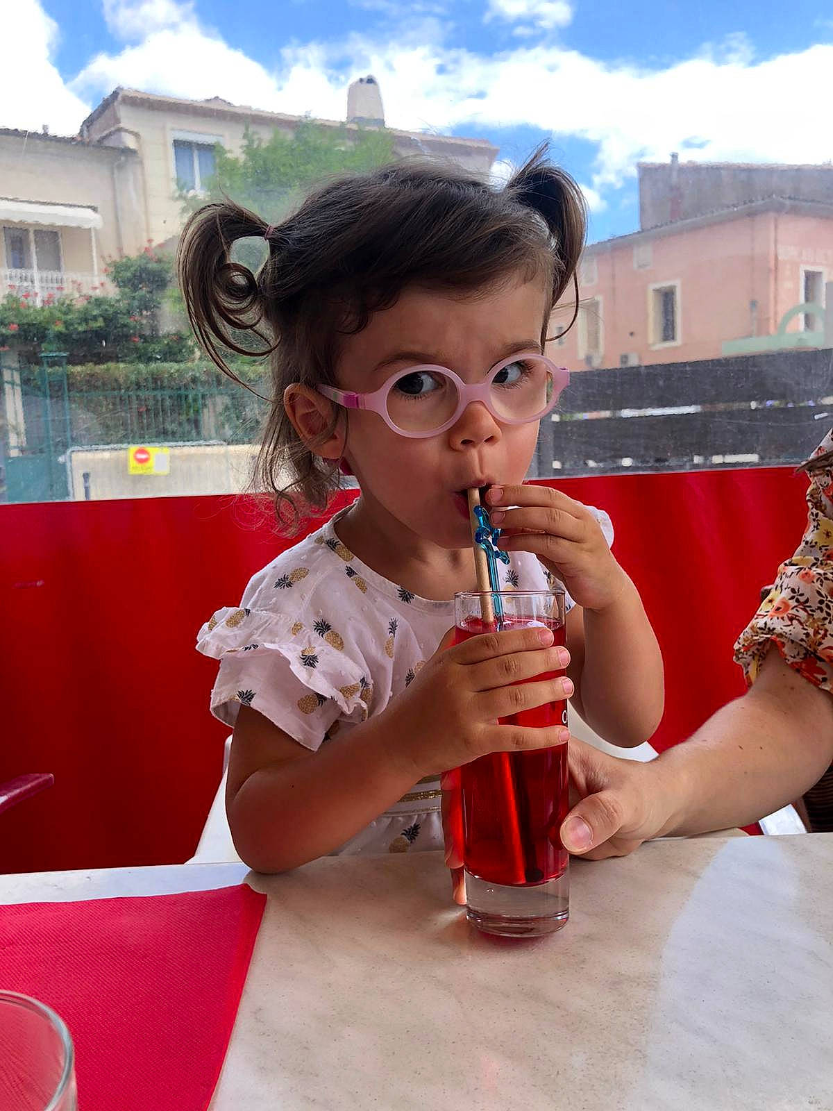 Lena a rejoint le concours — aidez-le/la à gagner de superbes lots ! alcoholic_beverage, beer, child, cloud, dress, drink, drinking, drinkware, event, eyewear, fun, hand, happy, leisure, person, sky, soft_drink, table, tableware, toddler