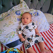 Ella a rejoint le concours — aidez-le/la à gagner de superbes lots ! baby, bed, pillow, blanket, headboard, striped_bedsheet, floral_pattern, infant, clothing, child, person, lying_down, cute, indoor, soft_furnishing, colorful, relaxing, home, portrait, sleepwear