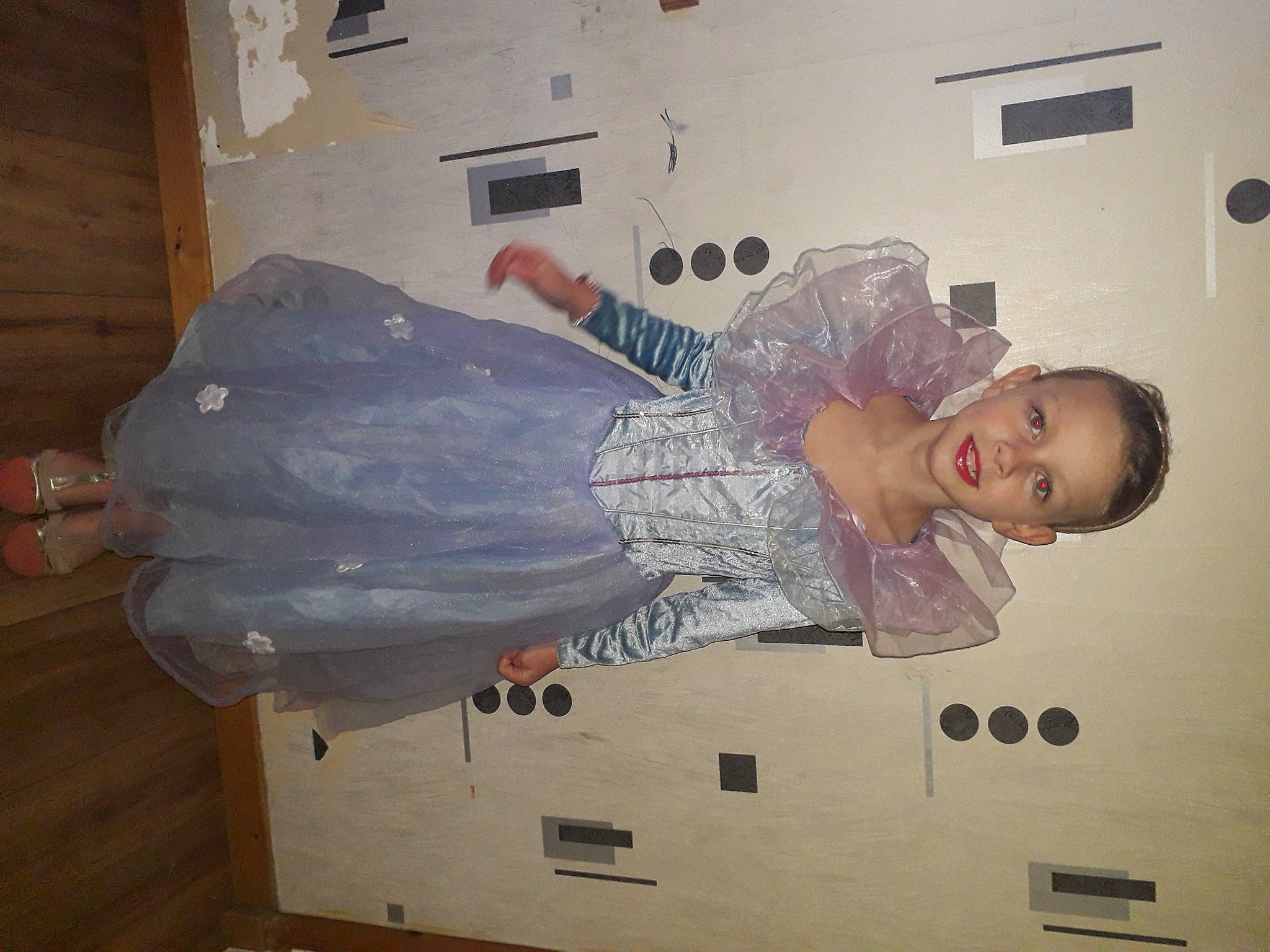 Léana a rejoint le concours — aidez-le/la à gagner de superbes lots ! baby, baby_toddler_clothing, comfort, flooring, fun, person, plaster, room, toddler, wood