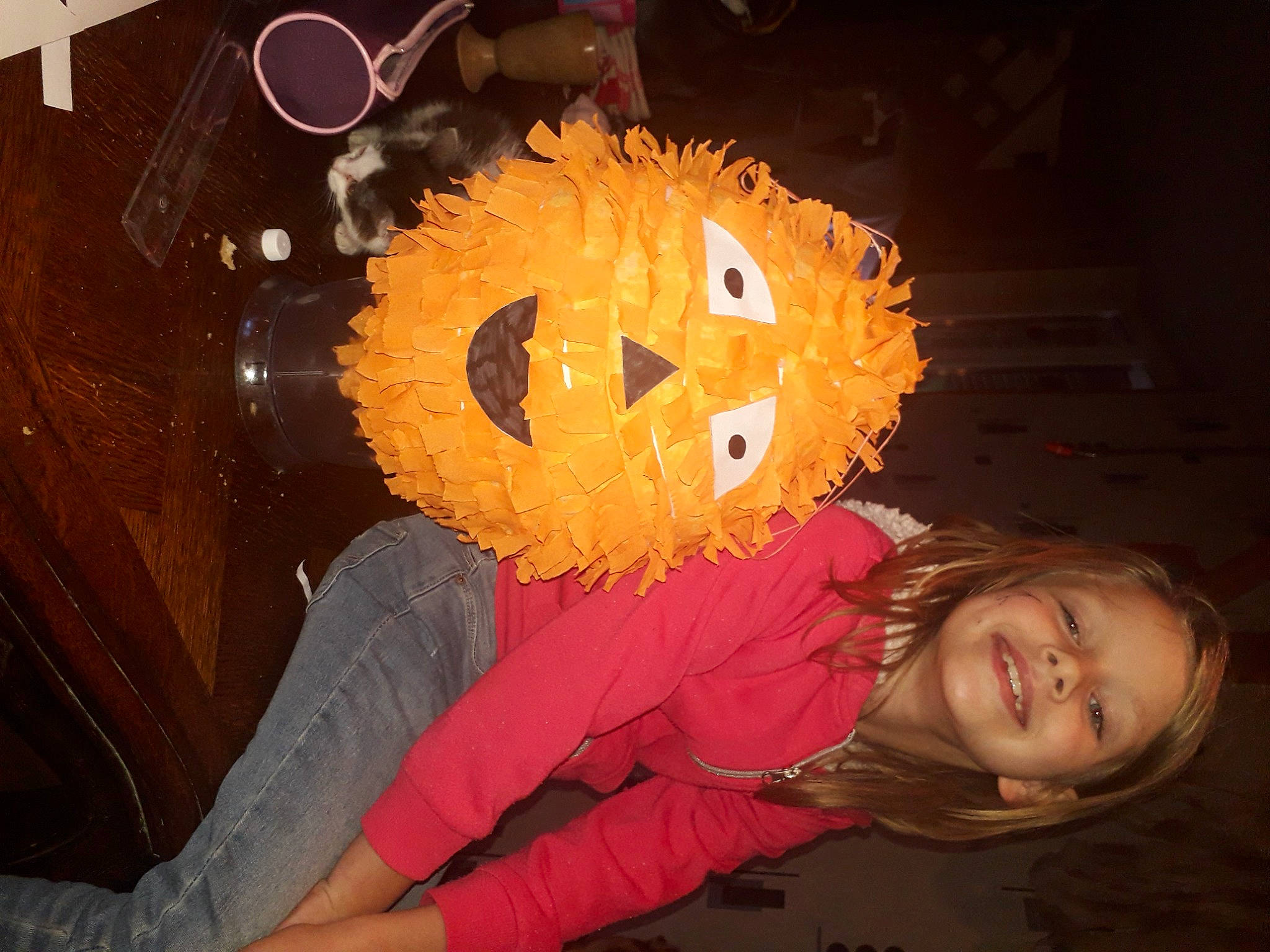 Léana a rejoint le concours — aidez-le/la à gagner de superbes lots ! art, circle, event, flash_photography, fun, hairstyle, happy, illustration, joy, mouth, orange, person, sitting, smile, thigh, tints_and_shades, visual_arts, window, wood