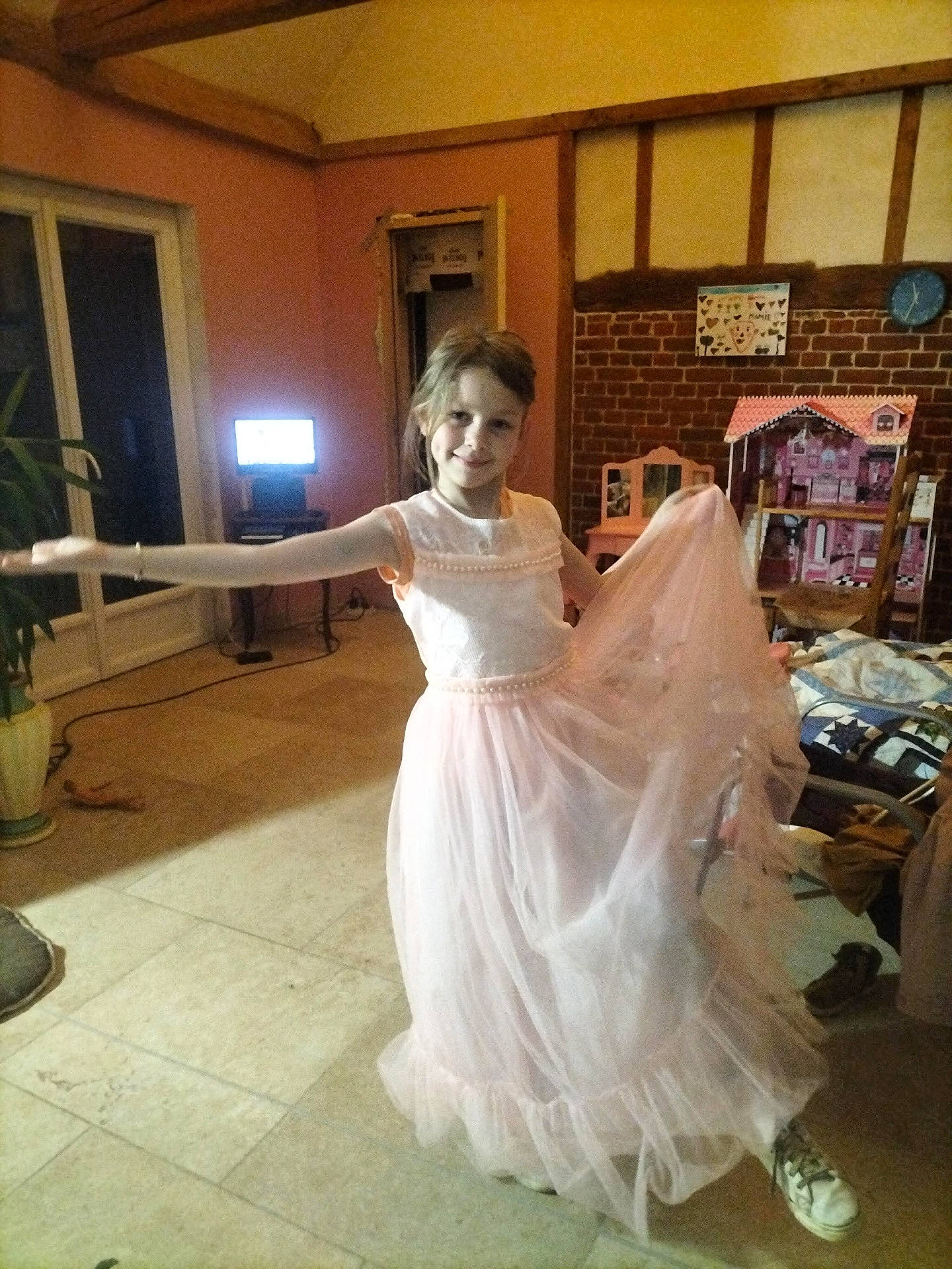 Léana a rejoint le concours — aidez-le/la à gagner de superbes lots ! adult, bride, clothing, costume, dancing, dress, face, fashion, female, formalwear, gown, head, leisureactivities, person, photography, plant, portrait, wedding, weddinggown, woman