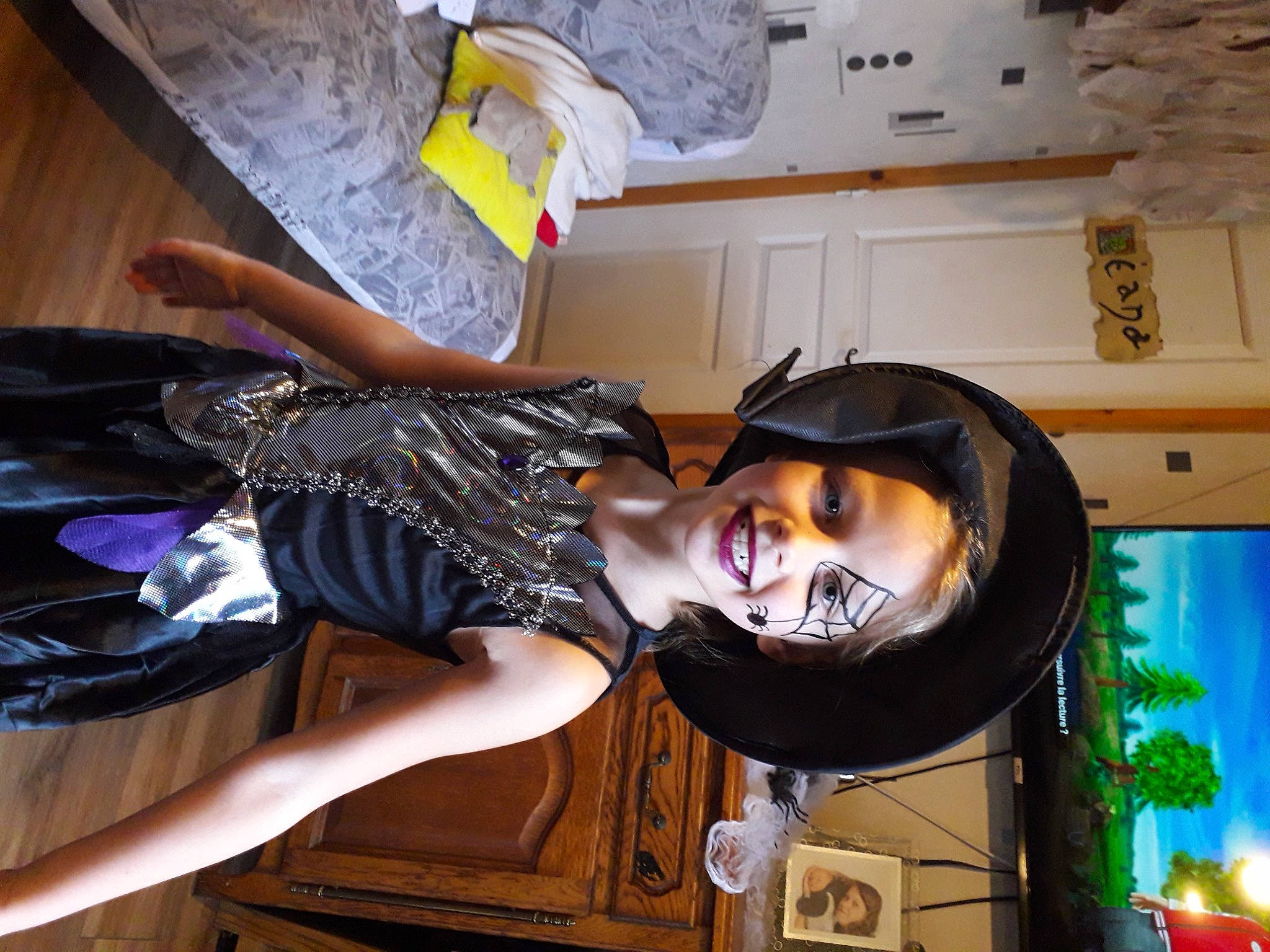 Léana participe au concours pour gagner de l'argent avec cette photo : black_hair, cool, eyewear, fashion_design, flesh, fun, human_leg, joy, person, room, smile, thigh, tree, wood