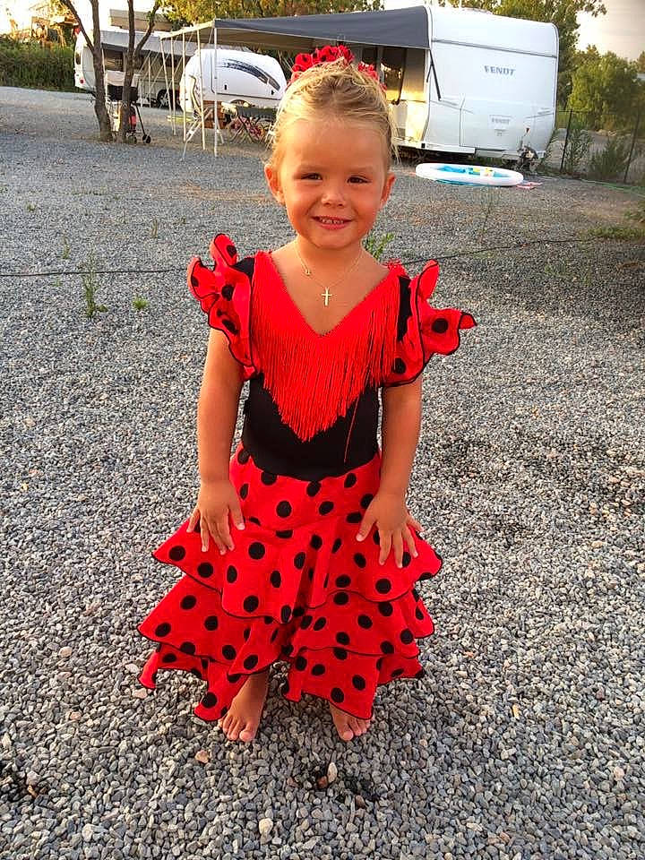 Lindsay a rejoint le concours — aidez-le/la à gagner de superbes lots ! child, dress, flower, joy, pattern, red, sports, toddler