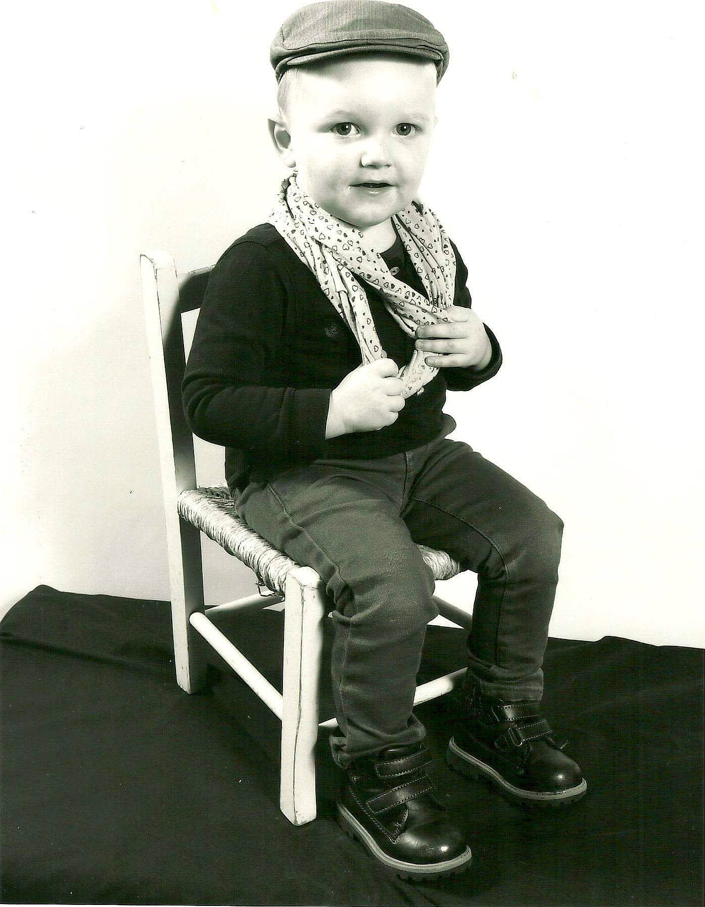Timéo participe au concours pour gagner de l'argent avec cette photo : black_and_white, brass_instrument, chair, furniture, gentleman, human_behavior, monochrome, person, shoe, sitting, standing, wind_instrument, woodwind_instrument