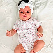Line participe au concours pour gagner de l'argent avec cette photo : baby, infant, headband, white_bow, onesie, floral_pattern, lying_down, bed, soft_sheet, cute, child, newborn, portrait, skin, small_hands, small_feet, looking_at_camera, indoors, comfortable, adorable