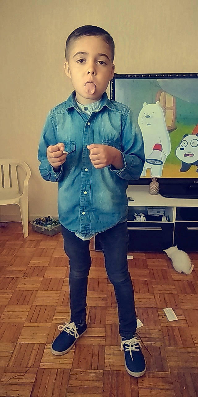 Youness participe au concours pour gagner de l'argent avec cette photo : cheek, child, cool, denim, jeans, person, shoe, standing, toddler