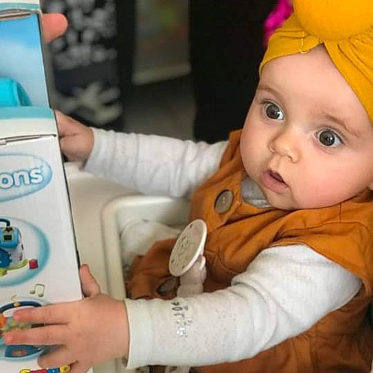 Assya participe au concours pour gagner de l'argent avec cette photo : baby, bottle, child, drinkware, person, play, tableware, toddler, toy