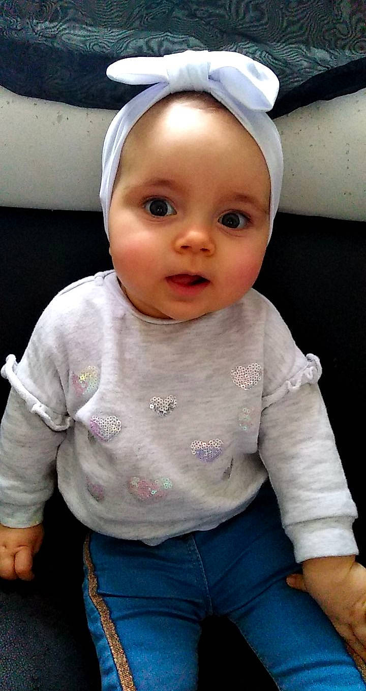 Assya participe au concours pour gagner de l'argent avec cette photo : baby, cheek, child, ear, eye, face, head, headgear, lip, person, pink, skin, sleeve, smile, toddler