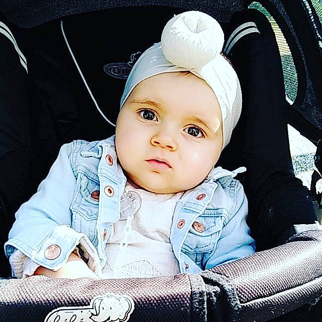 Assya a rejoint le concours — aidez-le/la à gagner de superbes lots ! baby, baby_carriage, baby_in_car_seat, baby_products, beauty, car_seat, cheek, child, cool, ear, eye, forehead, hair_accessory, head, headgear, headwear, person, photography, product, sitting