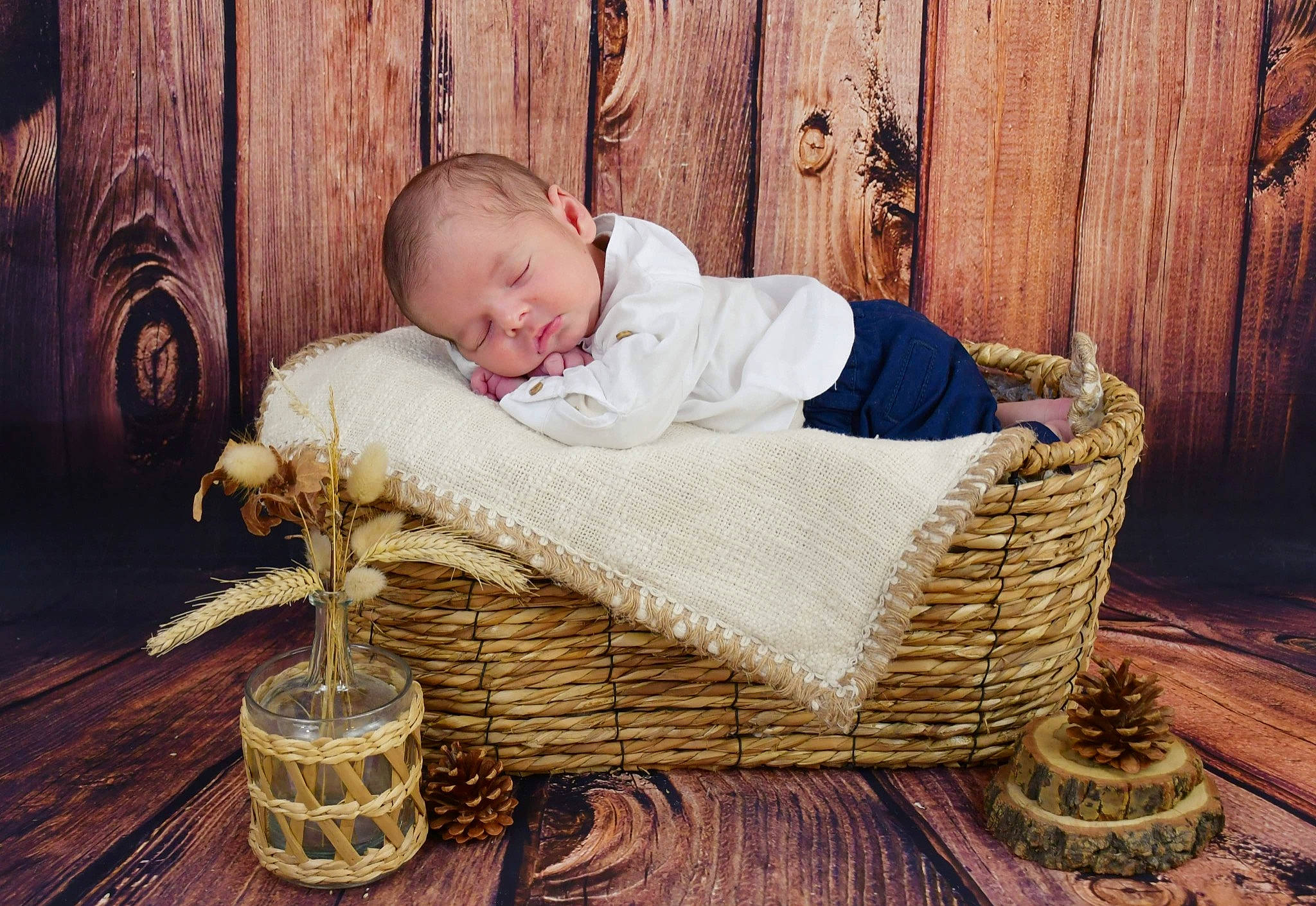 Tao a rejoint le concours — aidez-le/la à gagner de superbes lots ! baby, baby_products, baby_toddler_clothing, basket, child, comfort, flash_photography, flooring, grass, hardwood, home_accessories, person, picnic_basket, portrait_photography, room, sitting, storage_basket, throw_pillow, toddler, wicker