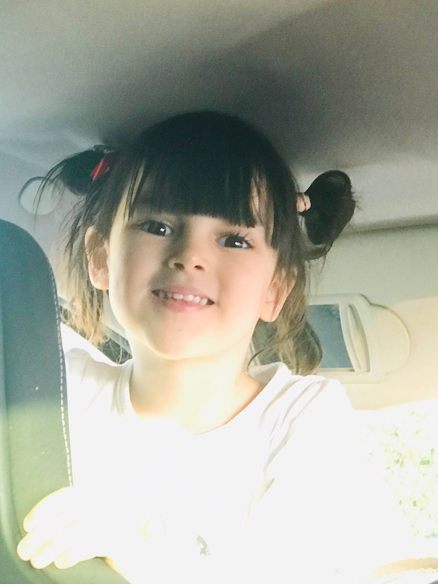 Laureanne a rejoint le concours — aidez-le/la à gagner de superbes lots ! black_hair, cheek, child, chin, cool, ear, eye, eyebrow, face, forehead, girl, hair, hairstyle, head, human_hair_color, joy, long_hair, mouth, person, skin