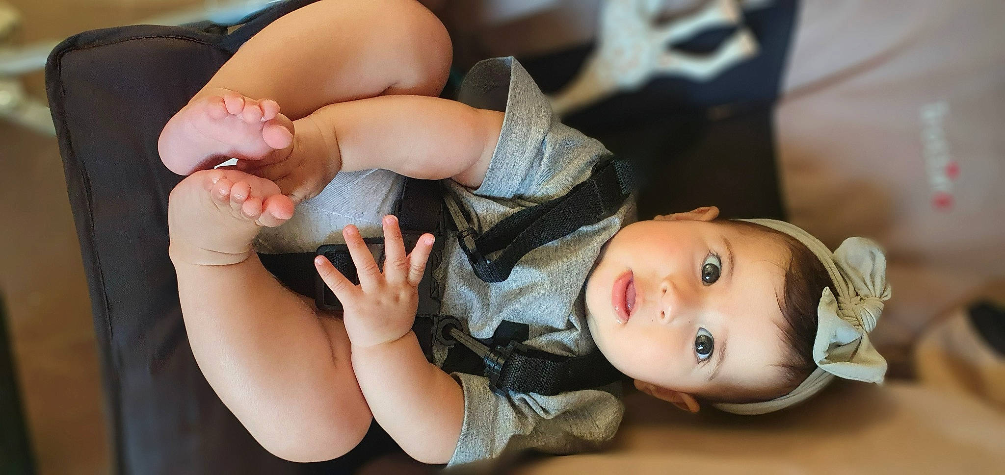 Adèle a rejoint le concours — aidez-le/la à gagner de superbes lots ! arm, cheek, comfort, doll, dress, elbow, eyelash, facial_expression, finger, gesture, hand, human_body, joint, knee, mouth, neck, person, skin, thigh, thumb