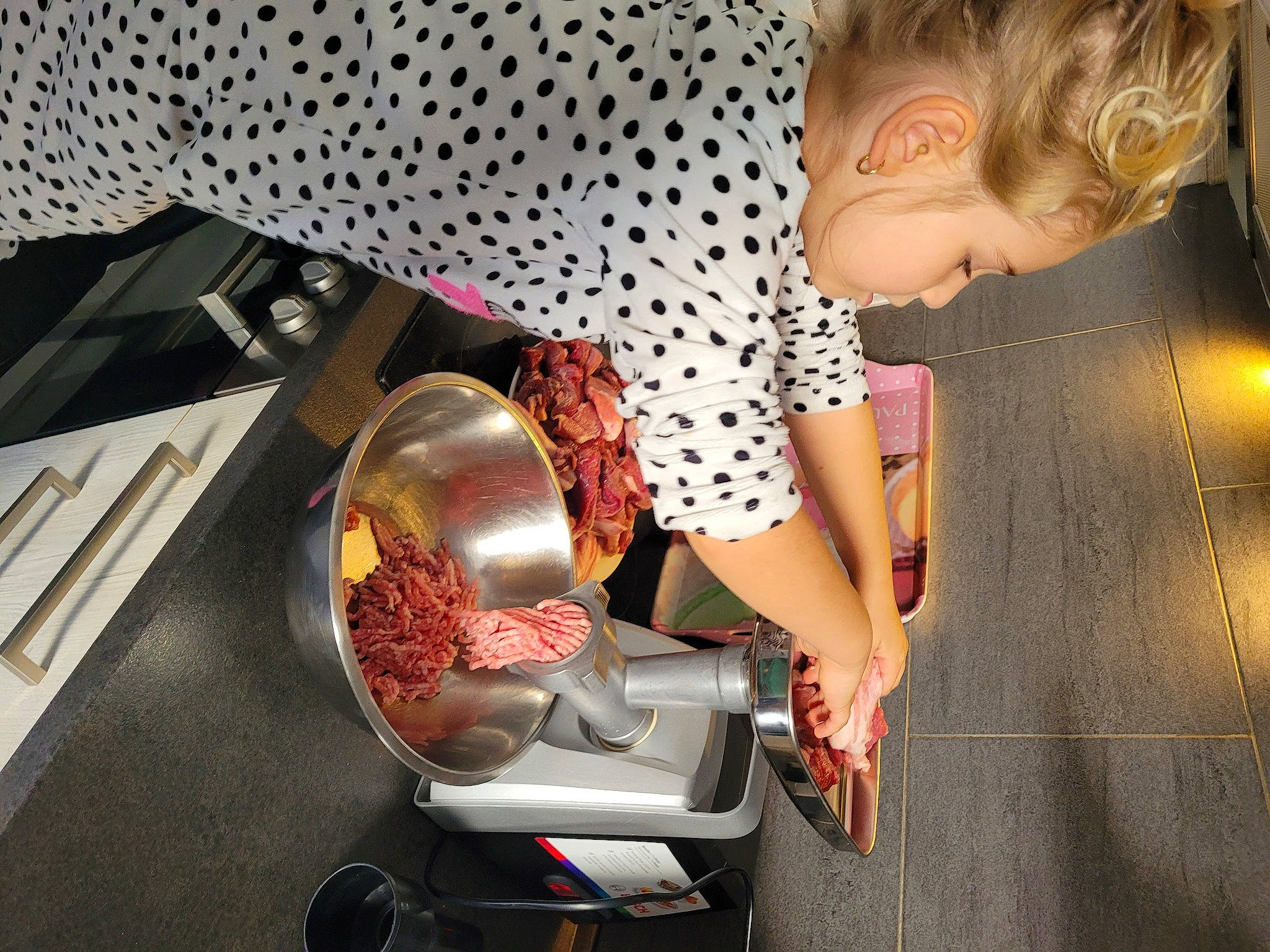 Maelle participe au concours pour gagner de l'argent avec cette photo : automotive_design, automotive_lighting, comfort, cooking, dress, fashion_design, flash_photography, fun, home_appliance, homemaker, human_leg, kitchen_appliance, kitchen_utensil, pattern, person, plate, recipe, sitting, tableware, thigh