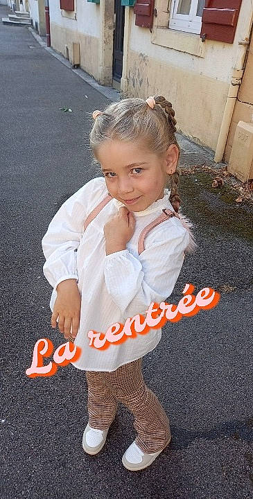 Maelle participe au concours pour gagner de l'argent avec cette photo : asphalt, baby_toddler_clothing, child, cool, eye, face, flooring, fun, grass, happy, human_leg, joy, knee, leg, pattern, person, sitting, sleeve, sock, thigh