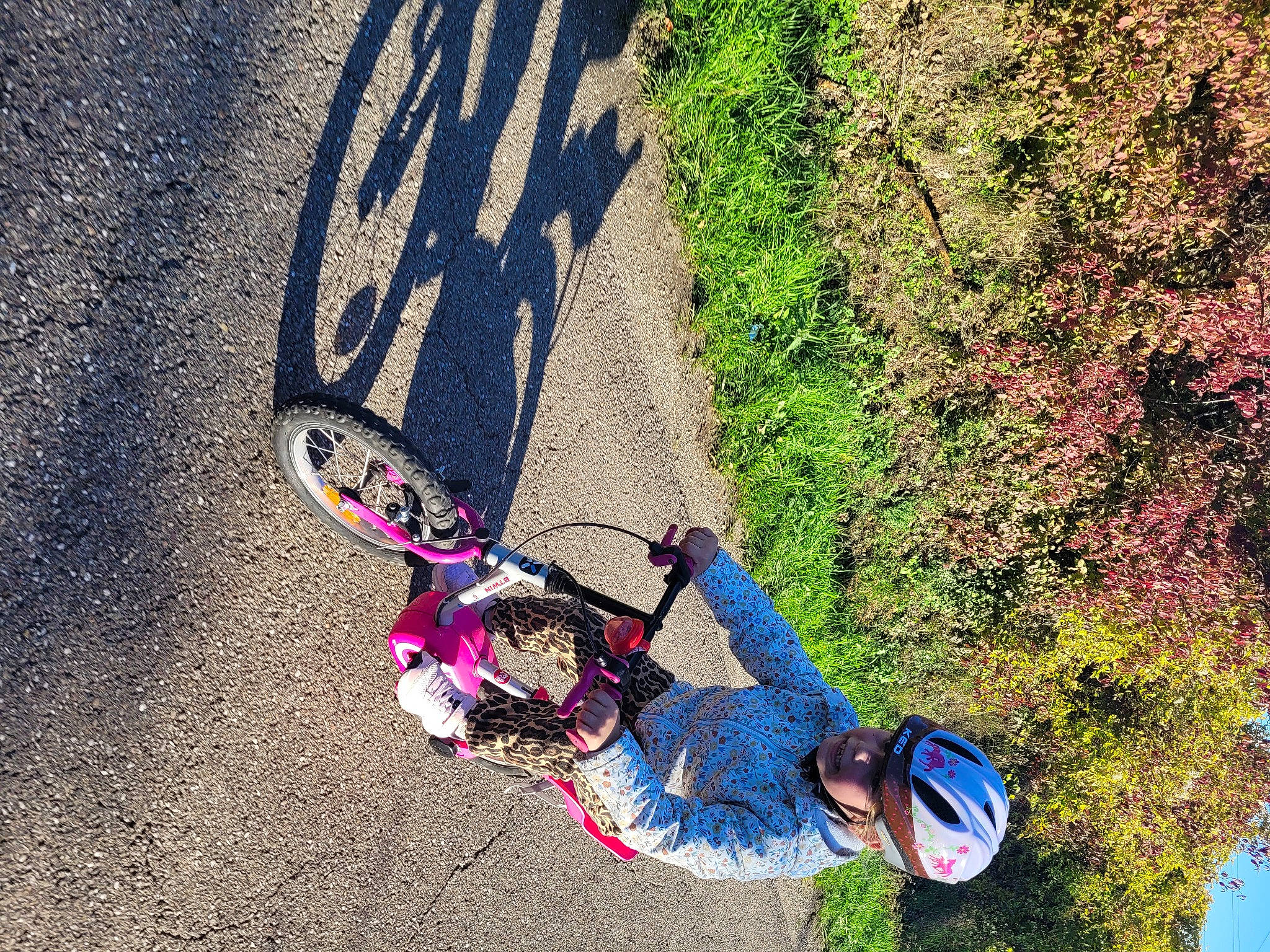 Maelle a rejoint le concours — aidez-le/la à gagner de superbes lots ! asphalt, bicycle_handlebar, bicycle_tire, bicycle_wheel, climbing_harness, cycling, electric_blue, fun, grass, headwear, helmet, landscape, leisure, outdoor_recreation, people_in_nature, person, plant, recreation, rock_climbing_equipment, sport_climbing