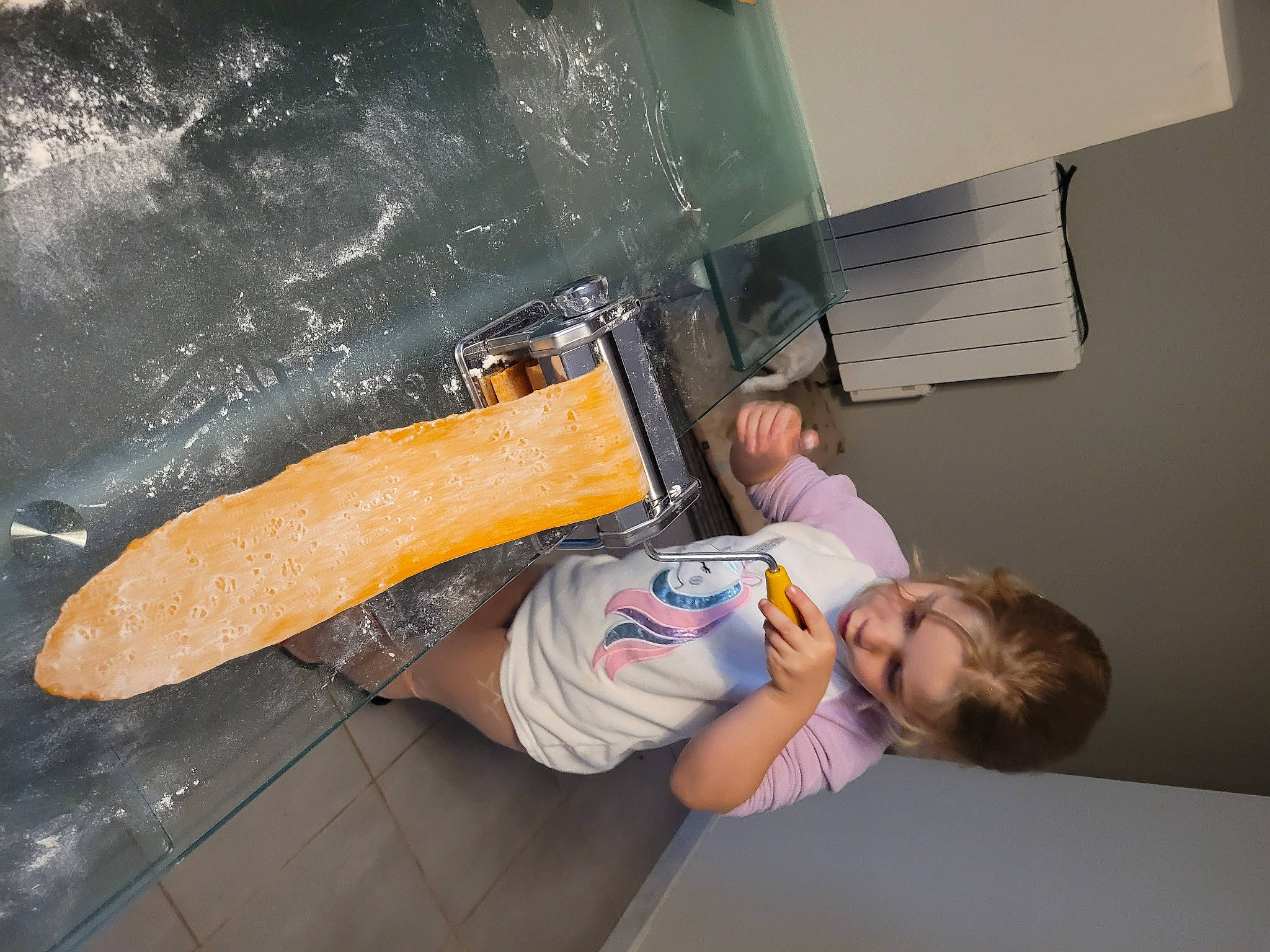 Maelle participe au concours pour gagner de l'argent avec cette photo : art, artist, automotive_design, automotive_exterior, bumper, ceiling, elbow, hood, paint, person, plaster, room, t_shirt, toddler, vehicle_door, visual_arts, windshield