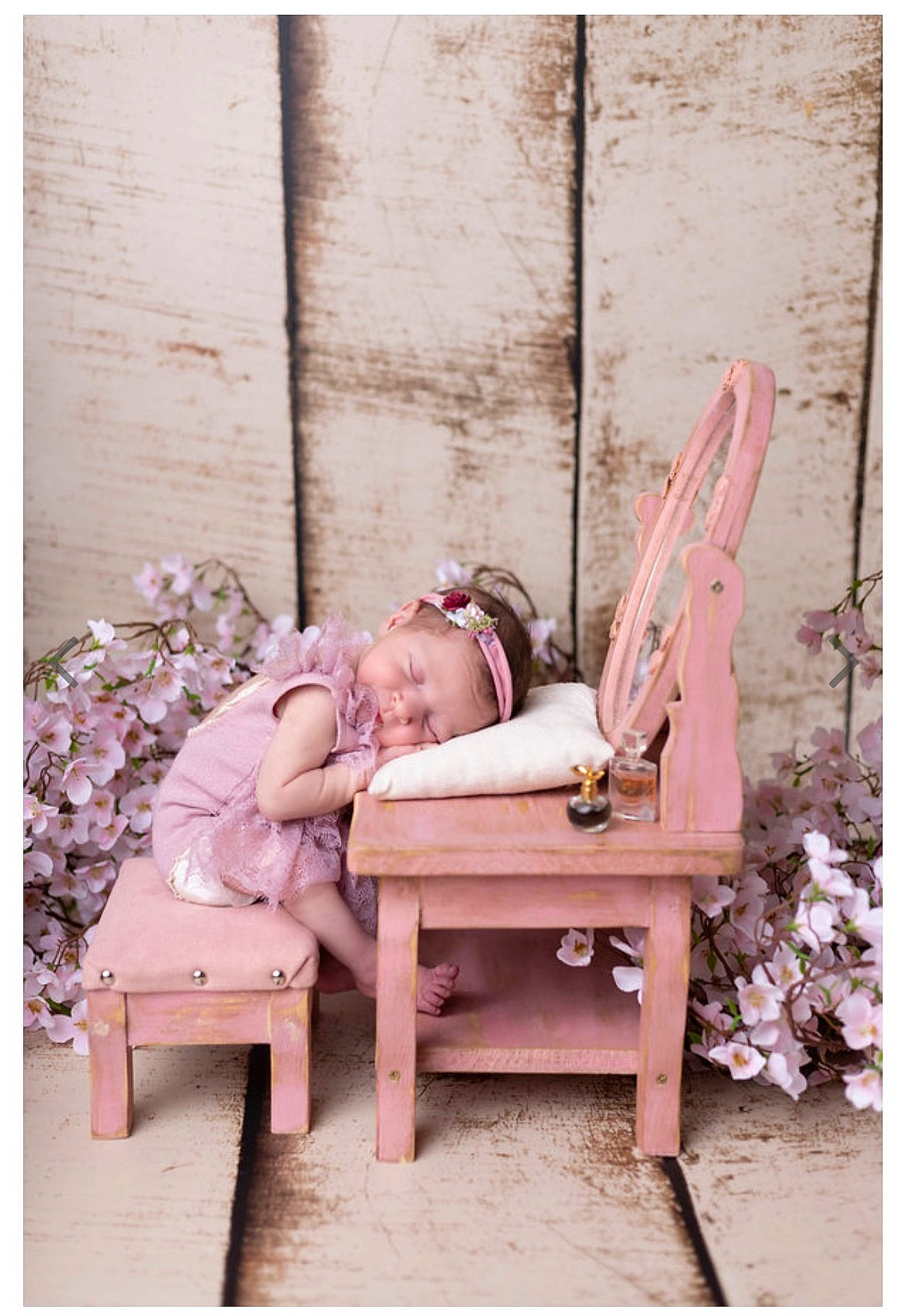 Eva a rejoint le concours — aidez-le/la à gagner de superbes lots ! baby, brick, chair, child, comfort, flash_photography, grass, human_leg, knee, leisure, magenta, peach, person, pink, purple, room, shoe, sitting, stock_photography, textile