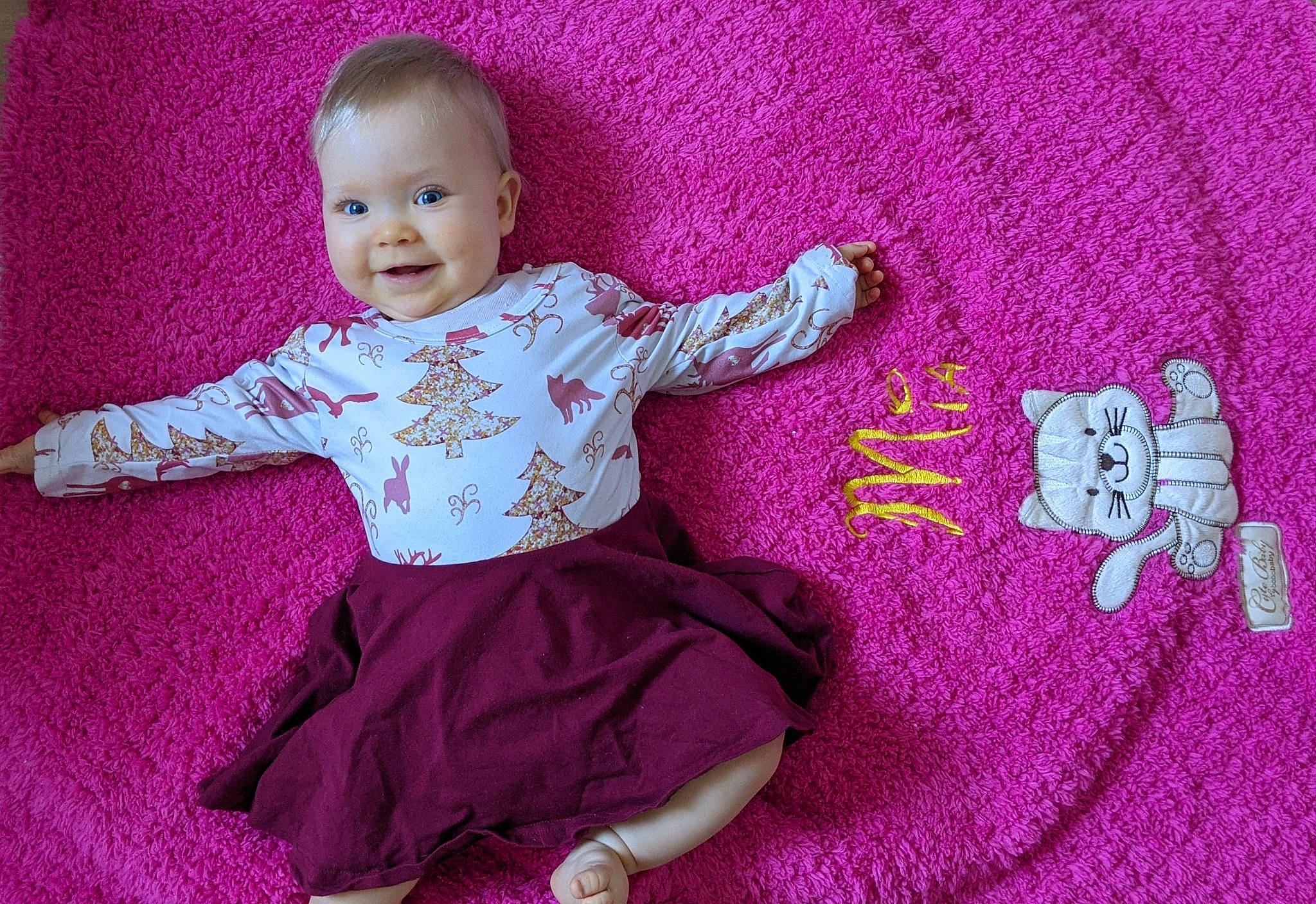 Mia a rejoint le concours — aidez-le/la à gagner de superbes lots ! baby, baby_toddler_clothing, child, fashion, happy, headgear, joy, magenta, outerwear, pattern, person, pink, product, purple, skin, sleeve, smile, t_shirt, textile, toddler