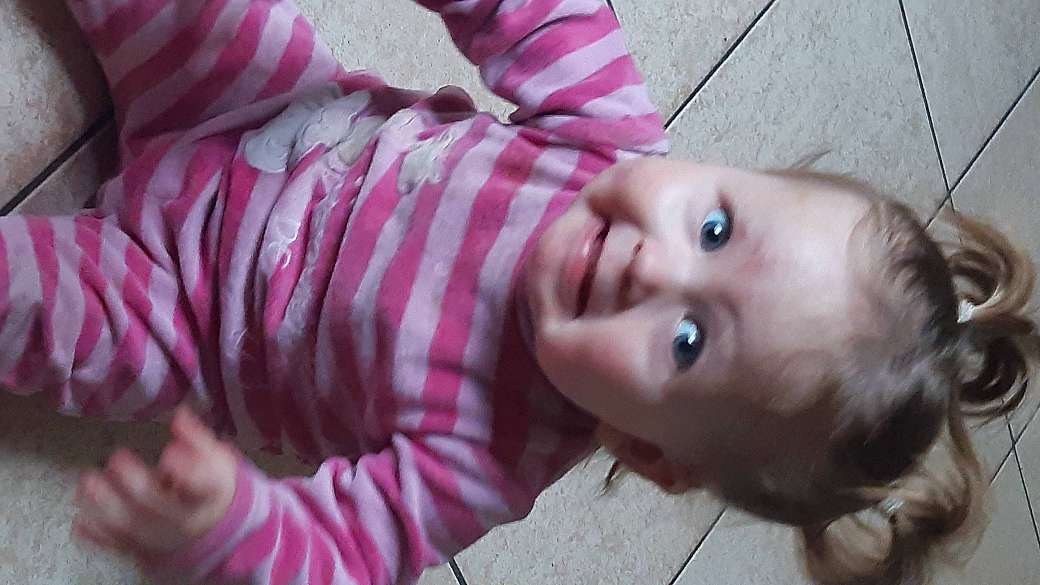 Tatiana participe au concours pour gagner de l'argent avec cette photo : baby_toddler_clothing, cheek, eye, eyelash, face, head, human_body, iris, lip, mammal, nose, person, pink, product, purple, skin, smile, textile, toddler, vertebrate