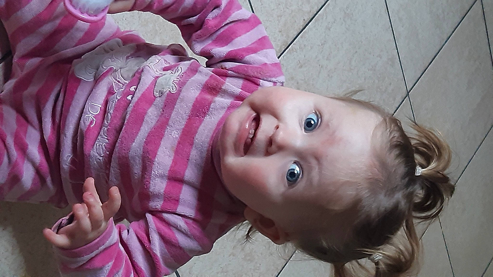 Tatiana participe au concours pour gagner de l'argent avec cette photo : cheek, chin, eyebrow, eyelash, facial_expression, grass, happy, headgear, human_body, iris, lip, mammal, mouth, nose, person, pink, plant, skin, smile, textile