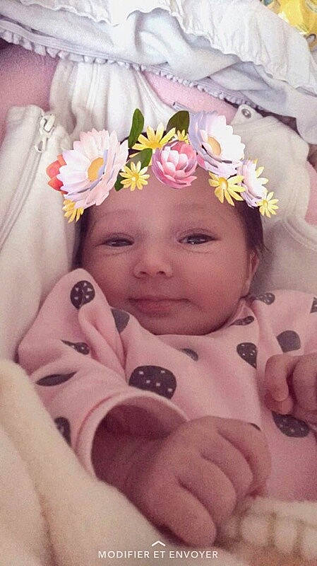 Hind a rejoint le concours — aidez-le/la à gagner de superbes lots ! cheek, child, finger, flower, girl, hair_accessory, hand, headband, headpiece, headwear, infant, iris, person, petal, pink, product, skin, toddler