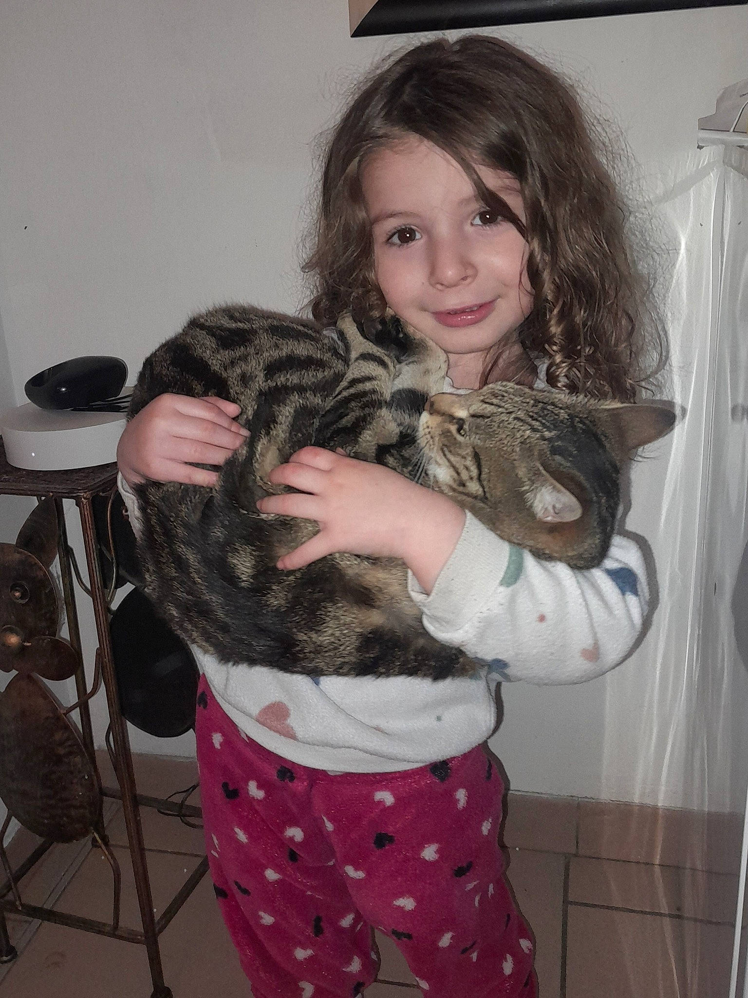 Aliah participe au concours pour gagner de l'argent avec cette photo : blond, carnivore, companion_dog, curtain, fawn, felidae, fun, fur, gesture, hair, happy, joy, long_hair, pattern, person, sleeve, small_to_medium_sized_cats, smile, toddler, toy