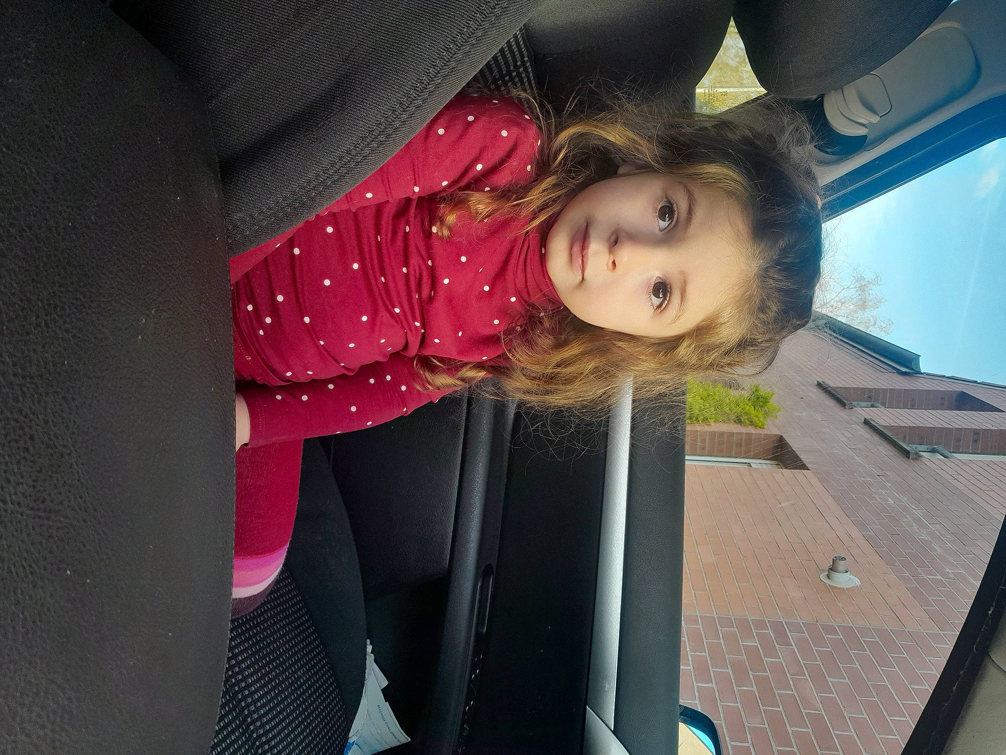 Aliah a rejoint le concours — aidez-le/la à gagner de superbes lots ! auto_part, automotive_design, automotive_exterior, blond, car, child, electric_blue, family_car, flash_photography, fun, luxury_vehicle, magenta, person, sleeve, tints_and_shades, toddler, tree, vehicle, vehicle_door, window