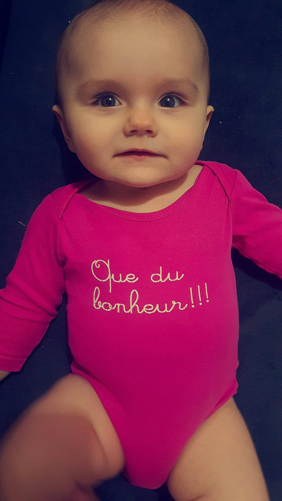 Léna participe au concours pour gagner de l'argent avec cette photo : beauty, cheek, child, chin, eye, face, girl, head, infant, leg, lip, mouth, nose, organ, person, pink, purple, skin, smile, standing