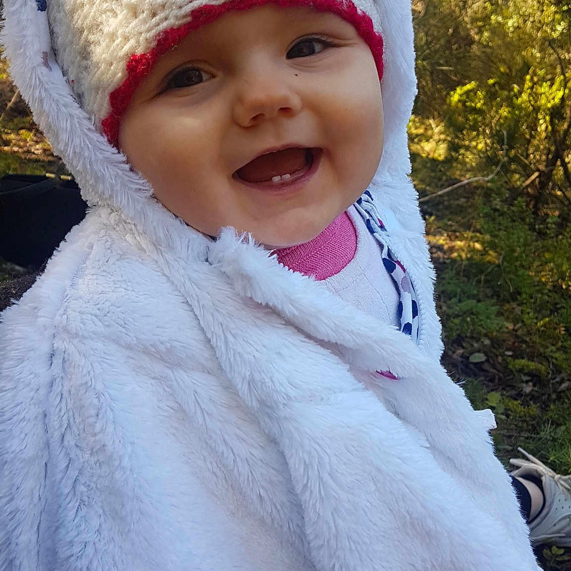 Léna participe au concours pour gagner de l'argent avec cette photo : cap, child, eye, fur, fur_clothing, girl, headgear, headwear, infant, joy, knit_cap, knitting, nose, organ, person, pink, skin, smile, textile, toddler