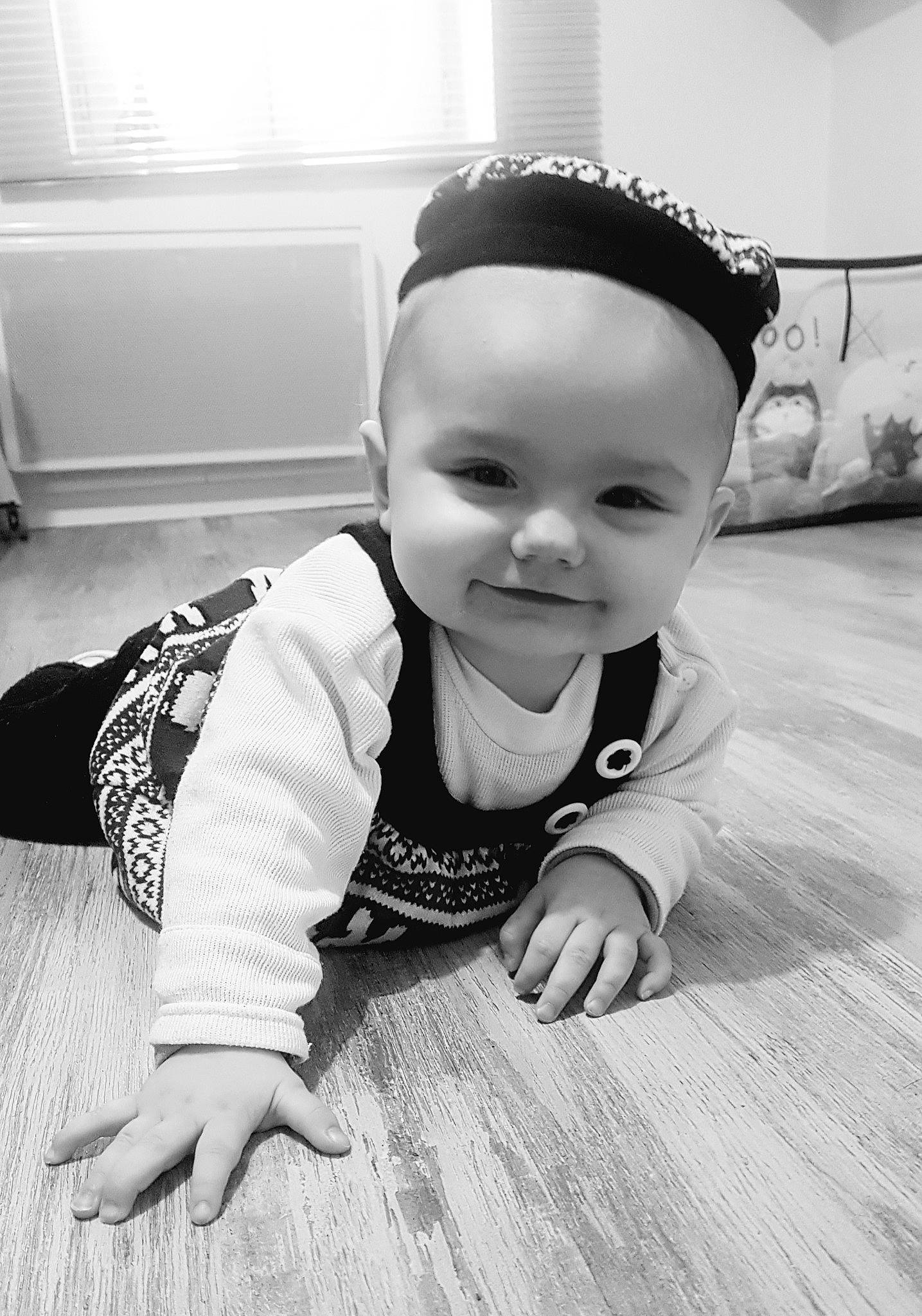 Léna participe au concours pour gagner de l'argent avec cette photo : black, black_and_white, child, day, eye, facial_expression, girl, infant, joy, monochrome, monochrome_photography, person, photograph, photography, sitting, skin, smile, snapshot, standing, toddler