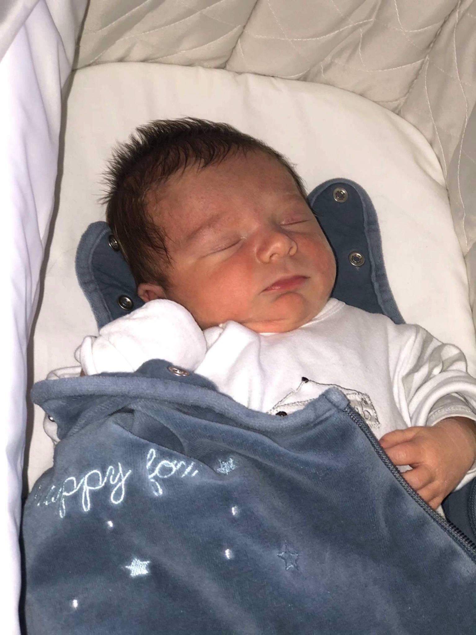 Ayden a rejoint le concours — aidez-le/la à gagner de superbes lots ! baby, baby_products, baby_sleeping, baby_toddler_clothing, bedding, bedtime, cheek, child, comfort, head, linens, mammal, nap, person, product, room, sitting, sleep, sleeve, textile