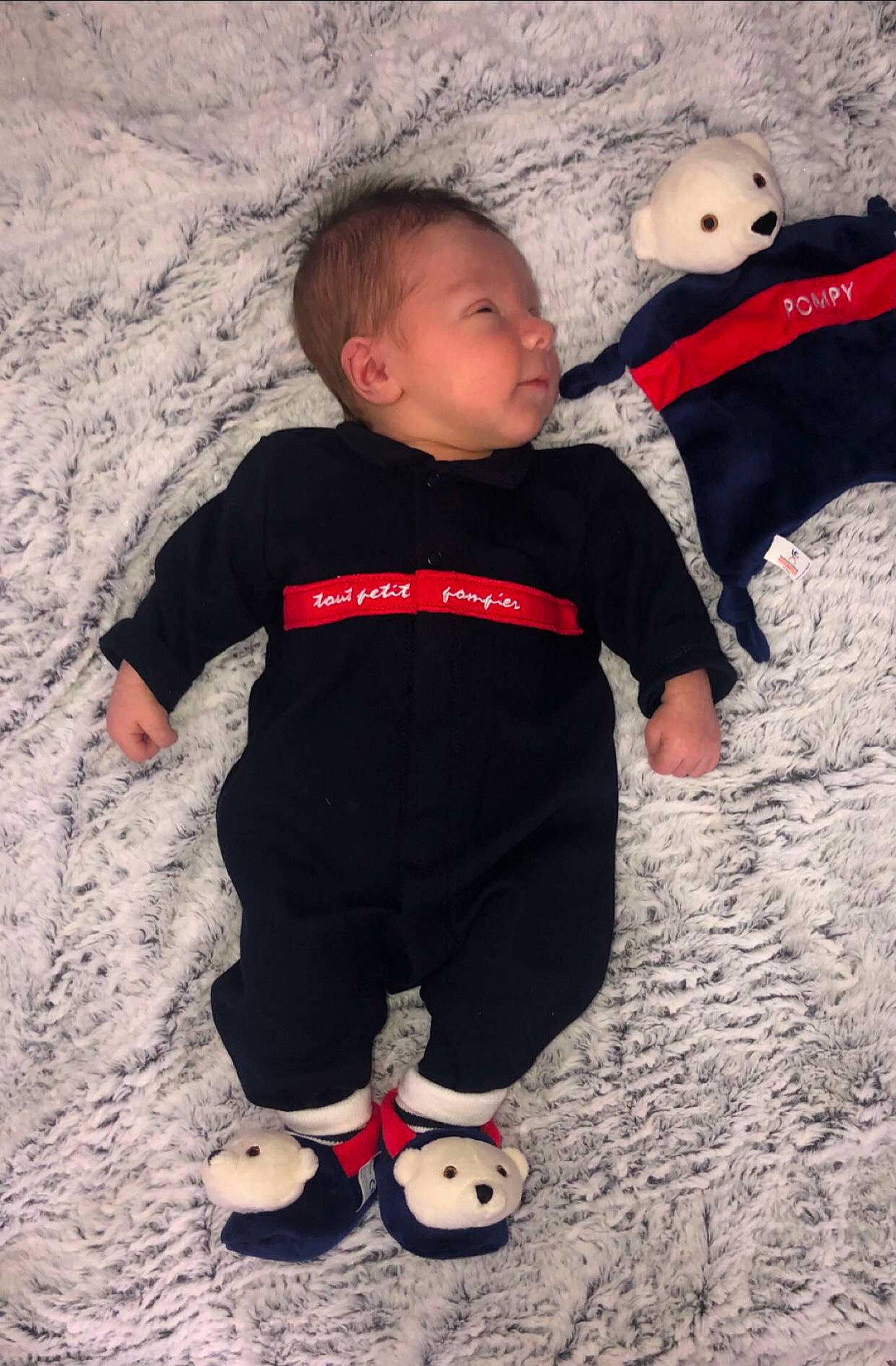 Ayden a rejoint le concours — aidez-le/la à gagner de superbes lots ! baby, baby_toddler_clothing, carmine, child, freezing, fun, happy, leg, person, personal_protective_equipment, play, recreation, sitting, sleeve, sock, soil, t_shirt, toddler, tree, vacation