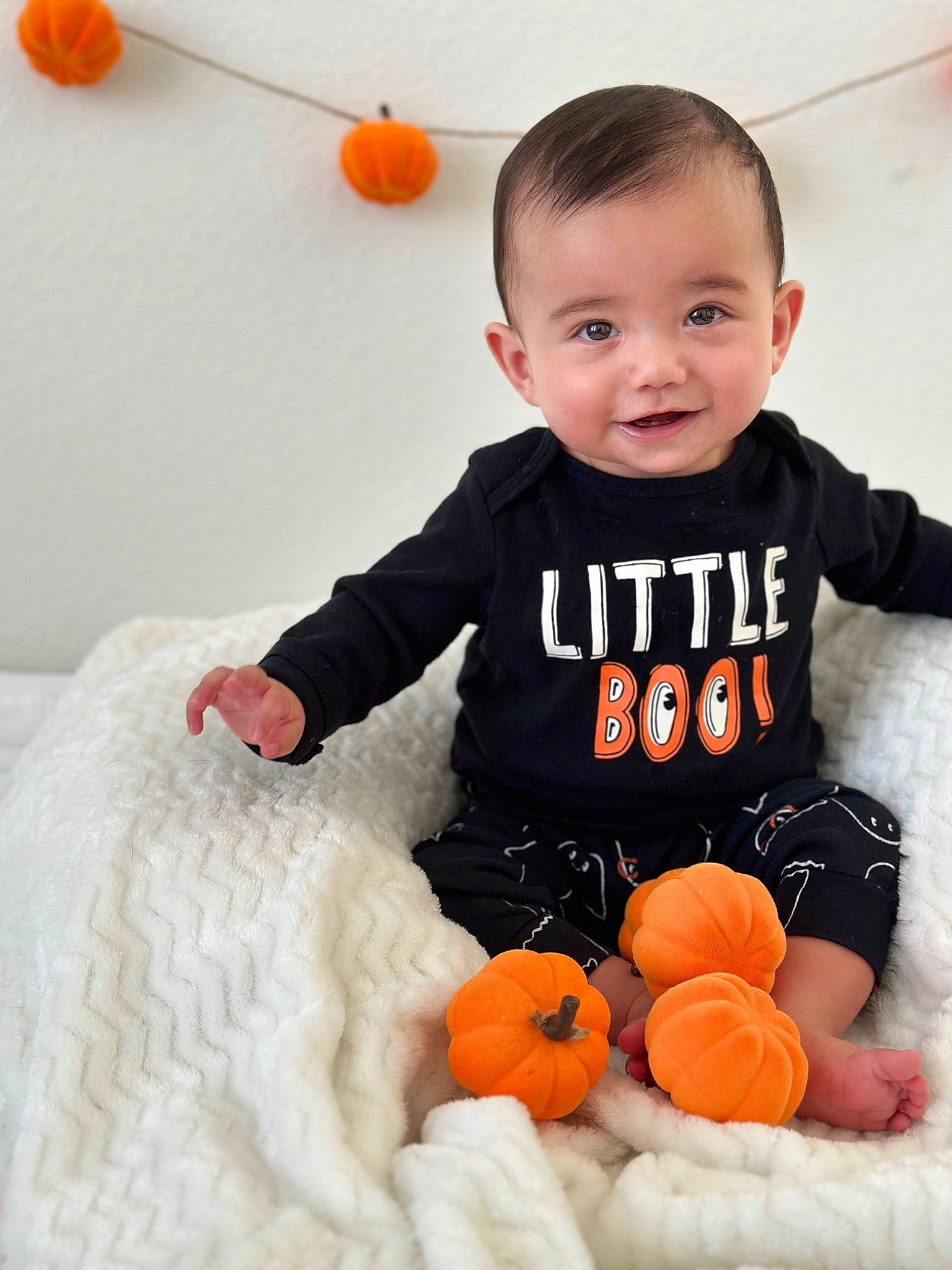 Marcelo is registered to the contest to win money with this photo: baby, baby_playing_with_toys, baby_toddler_clothing, calabaza, child, comfort, fun, happy, joy, orange, organ, people, person, photograph, product, pumpkin, room, sleeve, smile, t_shirt