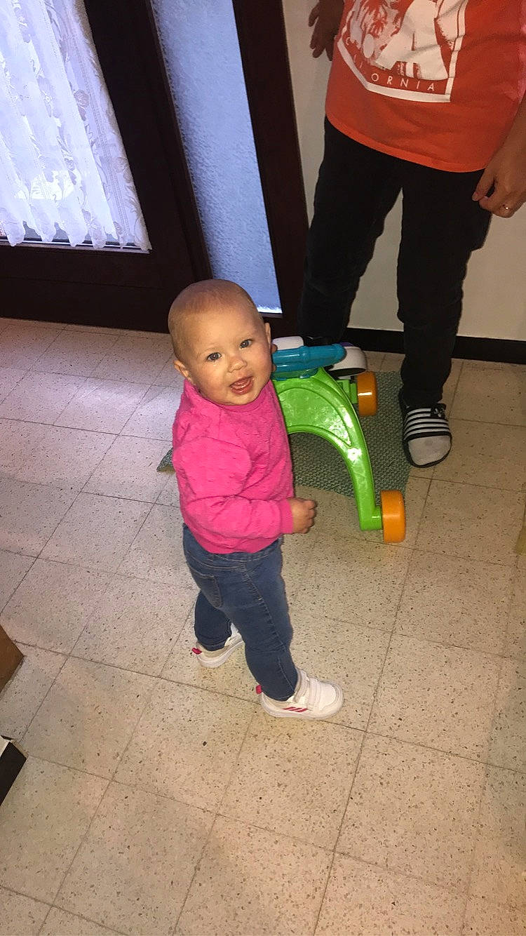 Tadzianna a rejoint le concours — aidez-le/la à gagner de superbes lots ! baby, baby_toddler_clothing, child, cleanliness, curtain, floor, flooring, foot, fun, hardwood, leg, people, person, plastic_bottle, play, room, standing, sweatpant, thumb, toddler