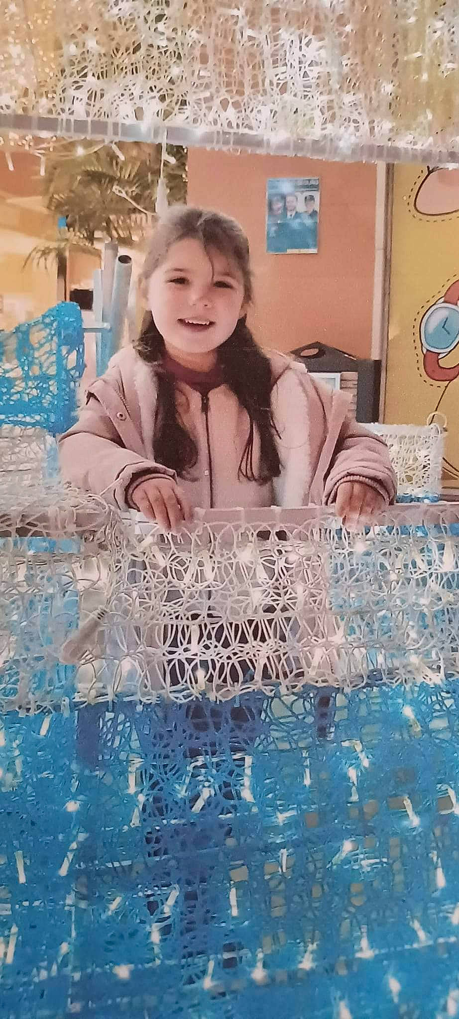 Maëlys participe au concours pour gagner de l'argent avec cette photo : aqua, art, blue, child, electric_blue, event, flooring, font, fun, glass, happy, jewellery, joy, leisure, necklace, pattern, person, sitting, smile, textile