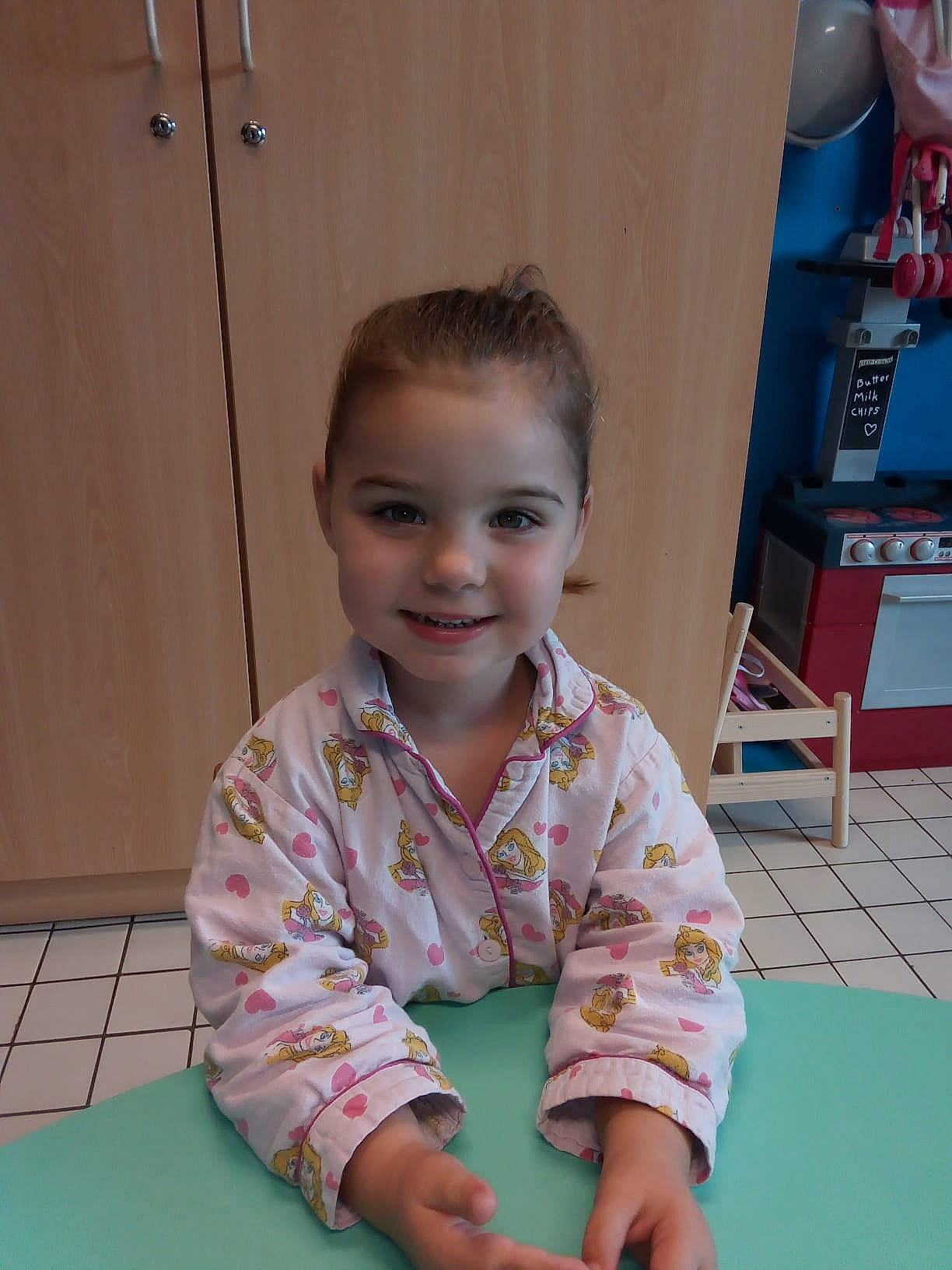 Maëlys participe au concours pour gagner de l'argent avec cette photo : baby_toddler_clothing, child, face, floor, flooring, fun, happy, joint, joy, leisure, neck, pattern, person, play, room, sitting, skin, sleeve, smile, t_shirt