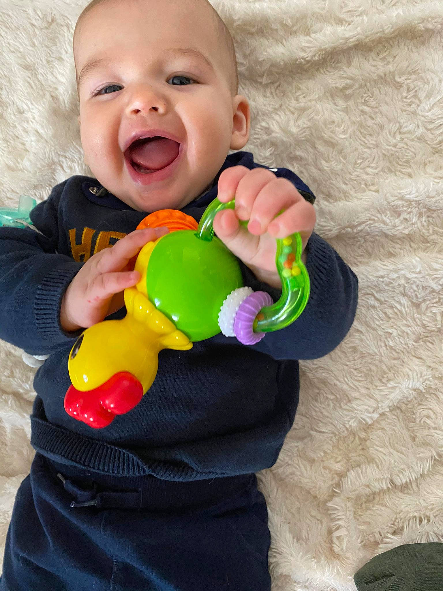 Alessandro participe au concours pour gagner de l'argent avec cette photo : arm, baby, baby_grabbing_for_something, baby_playing_with_toys, baby_products, baby_toddler_clothing, cheek, eye, fun, gesture, hand, happy, human_body, nose, people_in_nature, person, sleeve, smile, toddler, toy