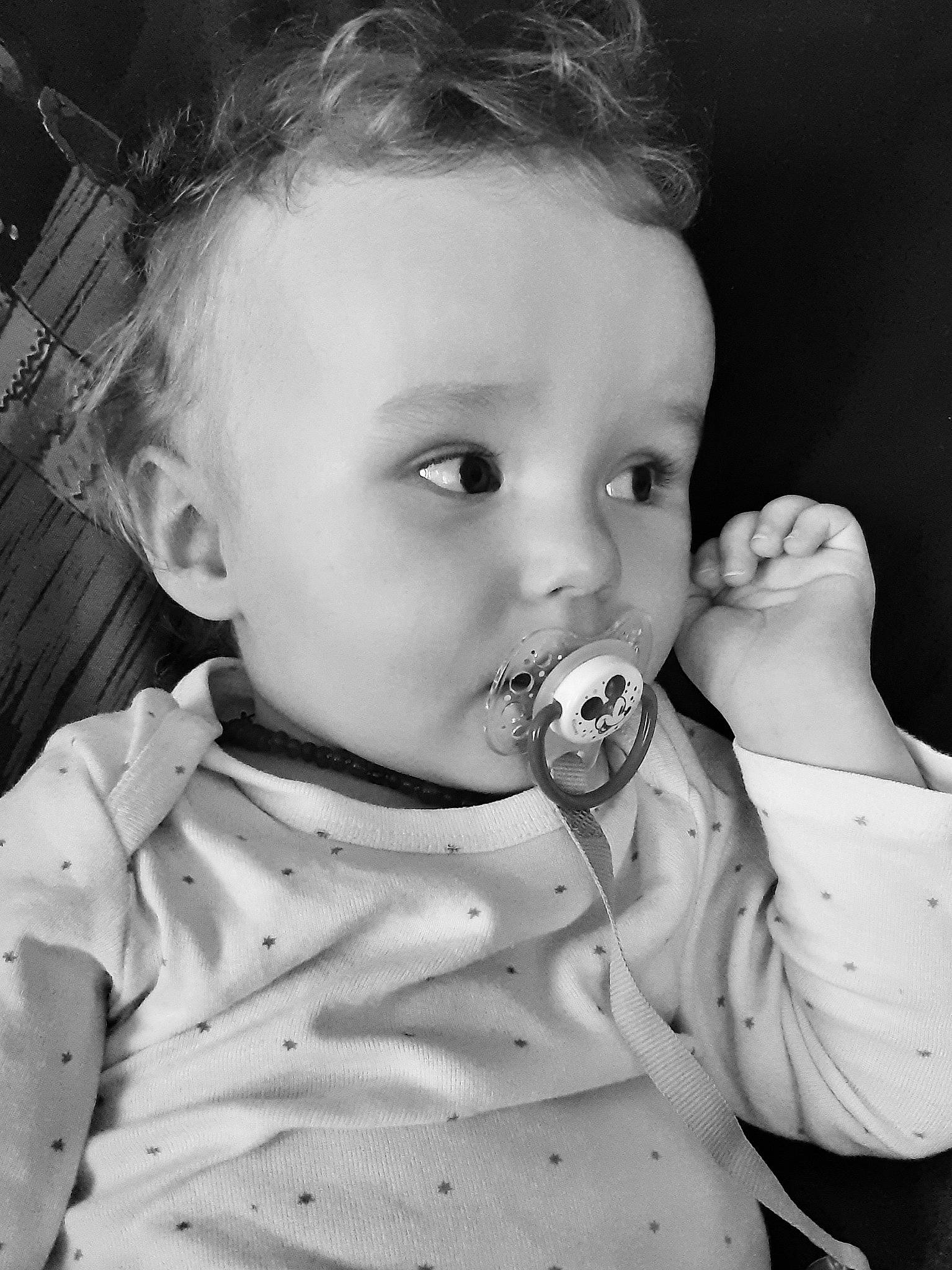 Gianni participe au concours pour gagner de l'argent avec cette photo : arm, baby_toddler_clothing, black, black_and_white, cheek, ear, facial_expression, gesture, hairstyle, hand, iris, lip, mammal, mouth, neck, nose, person, skin, sleeve, standing