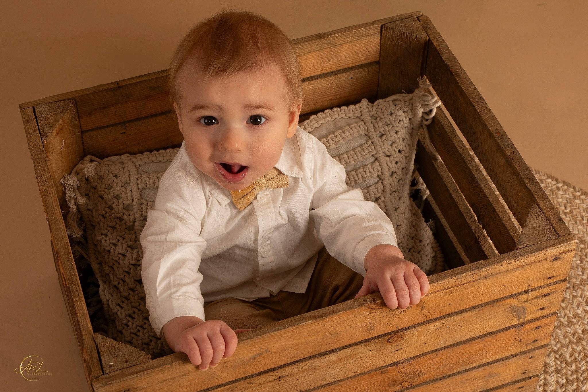 Maë a rejoint le concours — aidez-le/la à gagner de superbes lots ! baby, baby_toddler_clothing, cheek, child, comfort, face, flash_photography, flooring, fun, happy, hardwood, infant_bed, iris, person, product, room, sitting, sleeve, smile, toddler