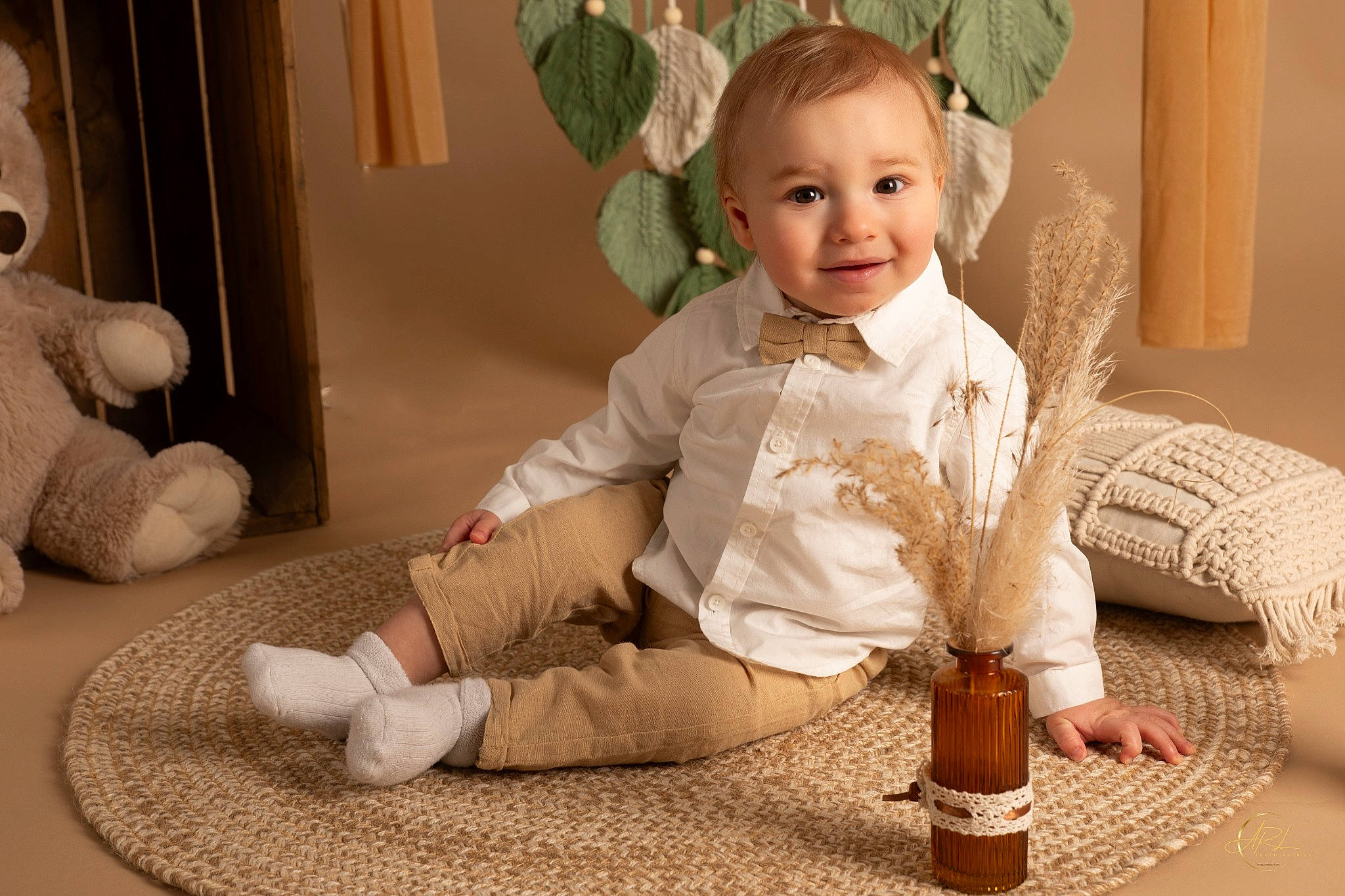 Maë a rejoint le concours — aidez-le/la à gagner de superbes lots ! arm, baby, baby_toddler_clothing, child, comfort, eye, face, floor, flooring, fun, happy, hardwood, head, human_leg, joy, person, sitting, skin, sleeve, smile