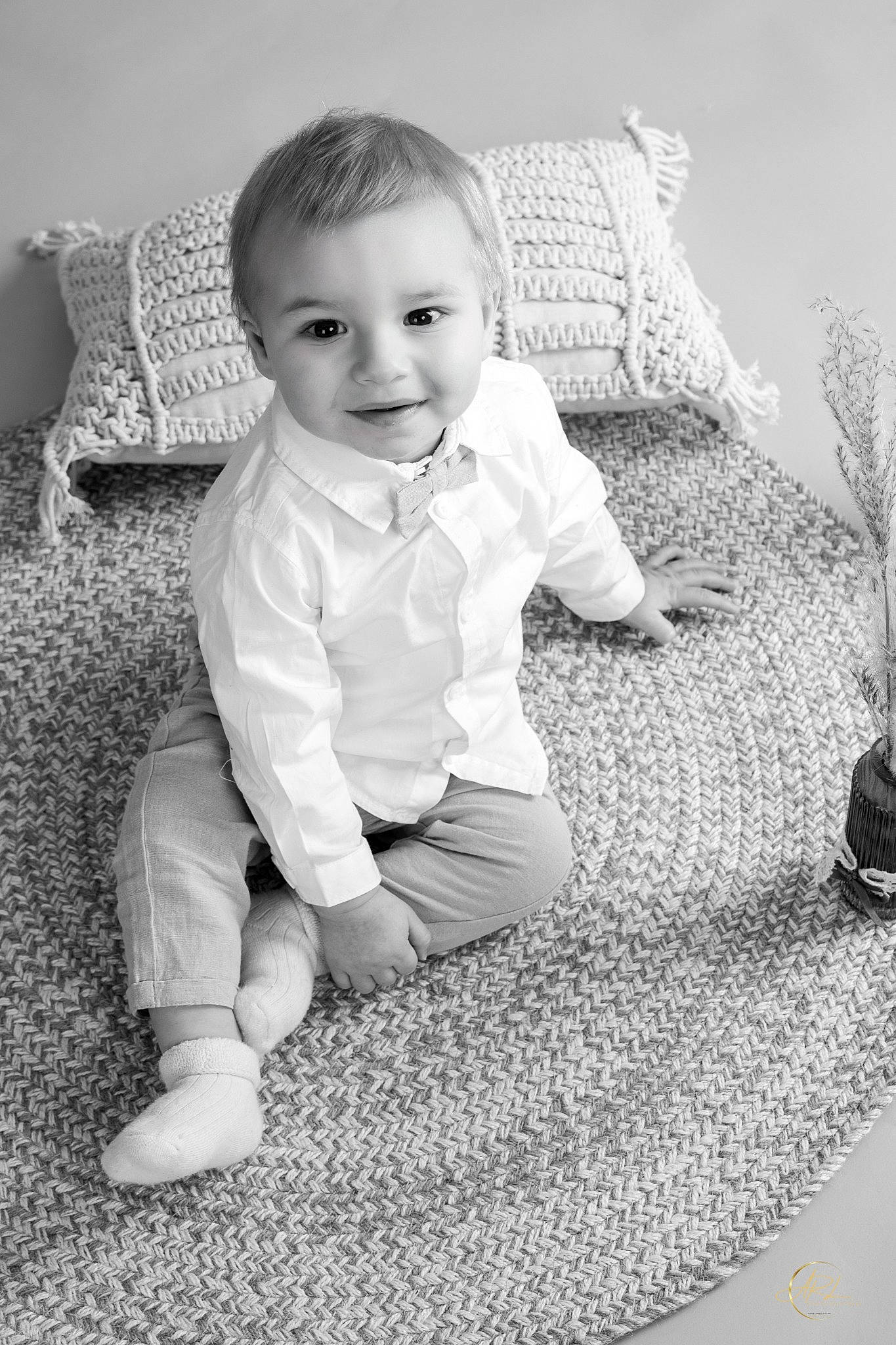 Maë participe au concours pour gagner de l'argent avec cette photo : baby, baby_toddler_clothing, black, black_and_white, child, comfort, flash_photography, floor, flooring, grass, grey, happy, head, iris, joy, monochrome, person, plant, sleeve, smile