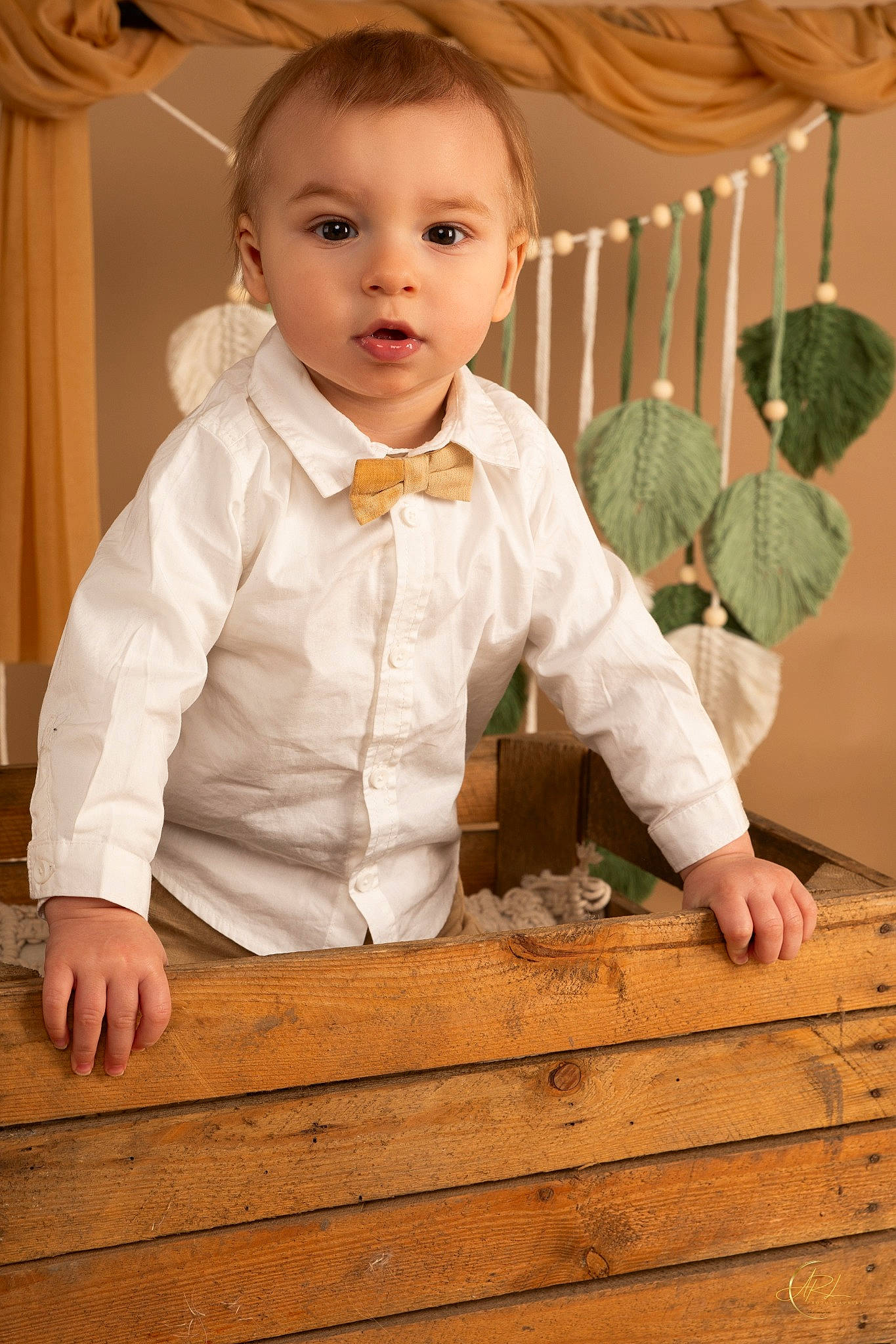 Maë a rejoint le concours — aidez-le/la à gagner de superbes lots ! arm, baby, baby_products, baby_toddler_clothing, cheek, child, curtain, face, flash_photography, flooring, grass, happy, hardwood, human_body, person, skin, sleeve, toddler, varnish, wood